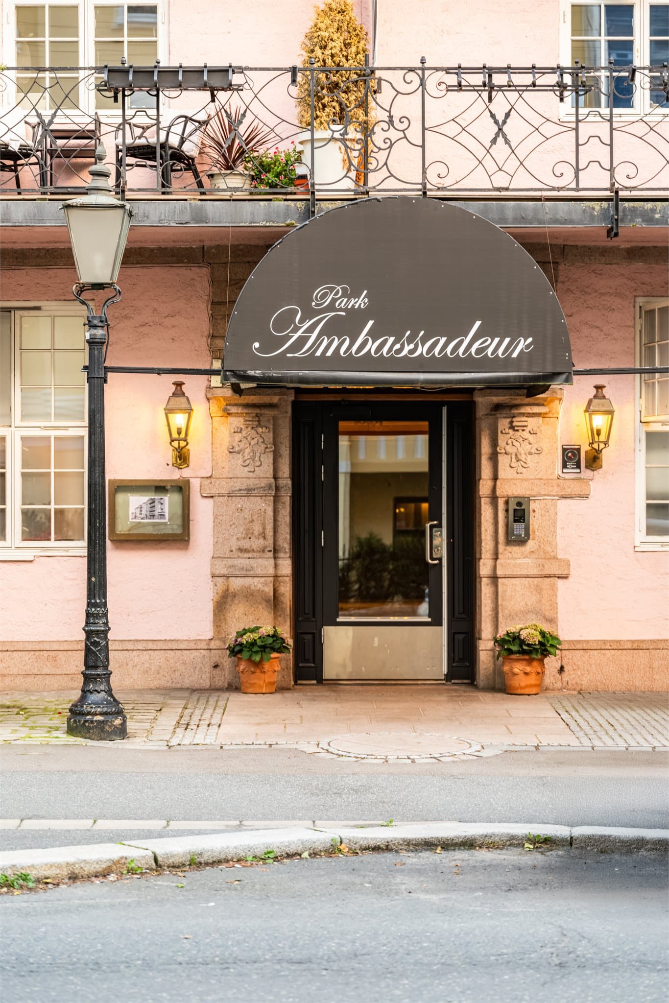 Elegant hovedinngang med klassiske detaljer og sjarmerende fasade som ønsker deg velkommen.