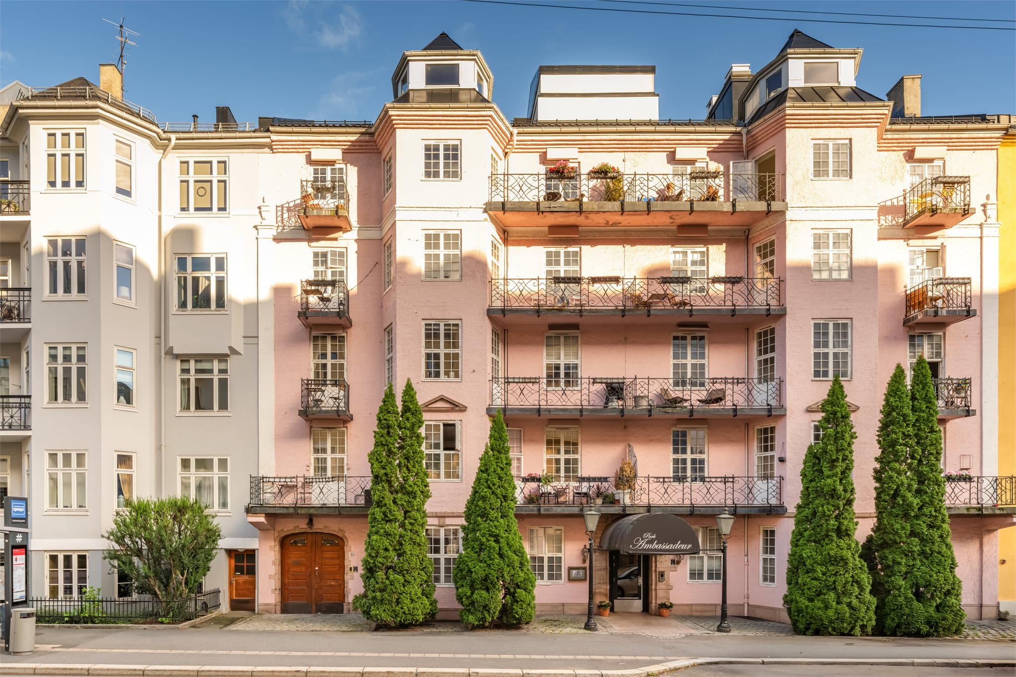 Sjarmerende og velholdt bygård med klassisk og velkjent fasade.