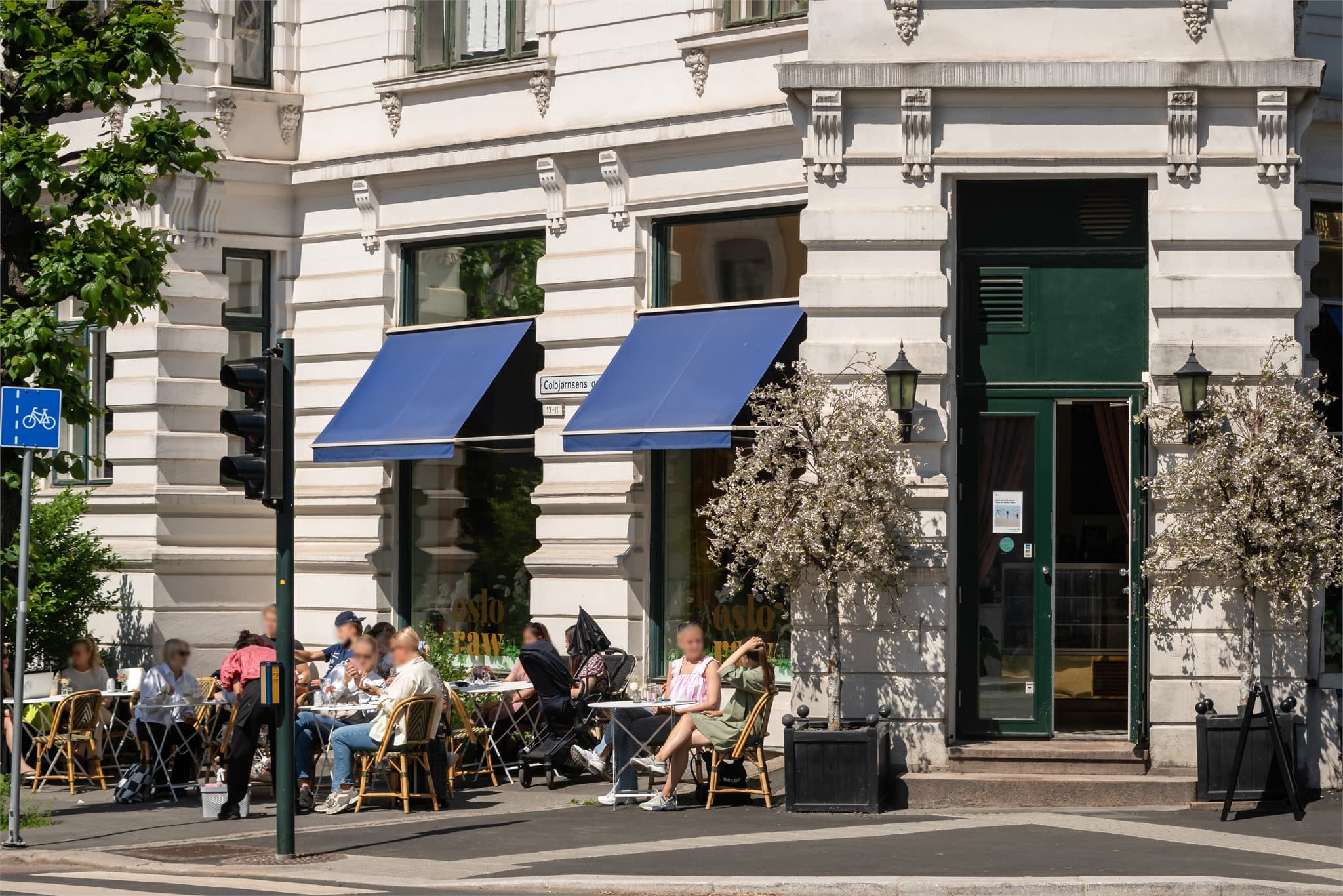 Rett utenfor døren ligger et bredt utvalg av koselige kaféer og trendy restauranter.
