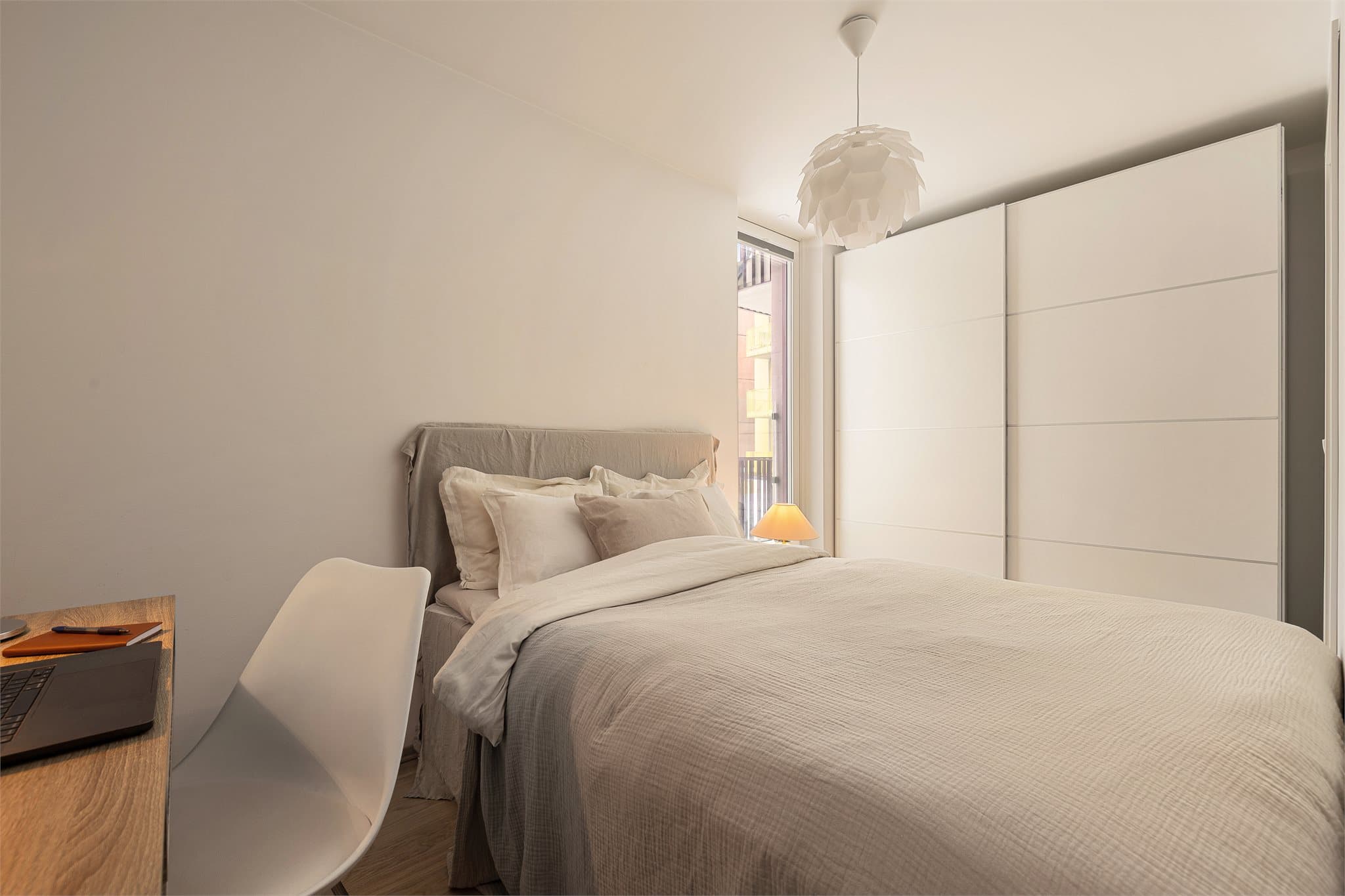 En romslig skyvedørsgarderobe gir gode oppbevaringsmuligheter for klær.