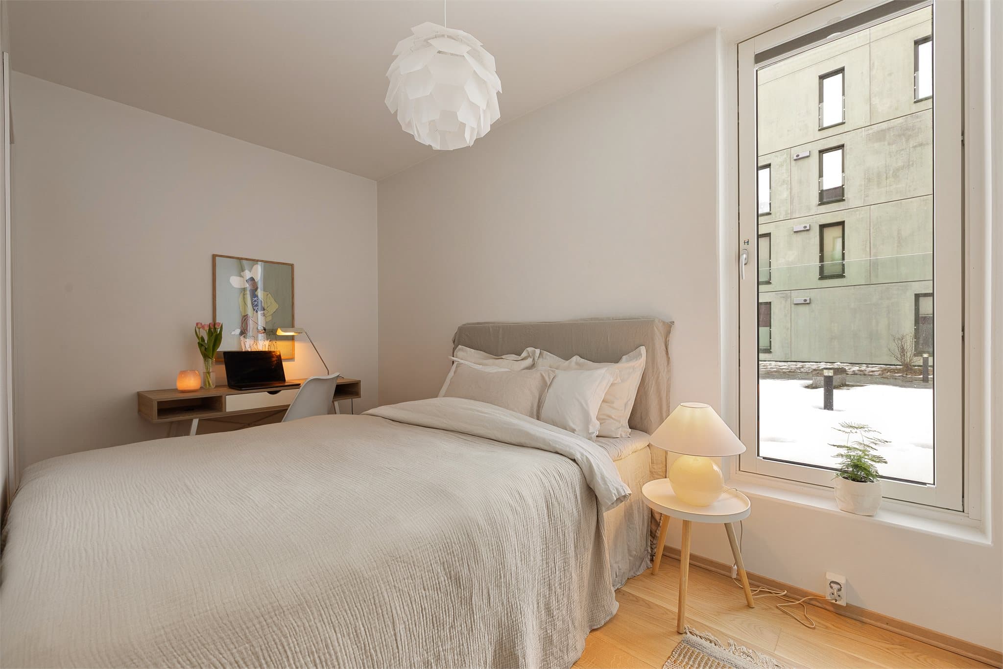 Soverommet måler 9,5 kvm og har to separate skyvedører inn til rommet.