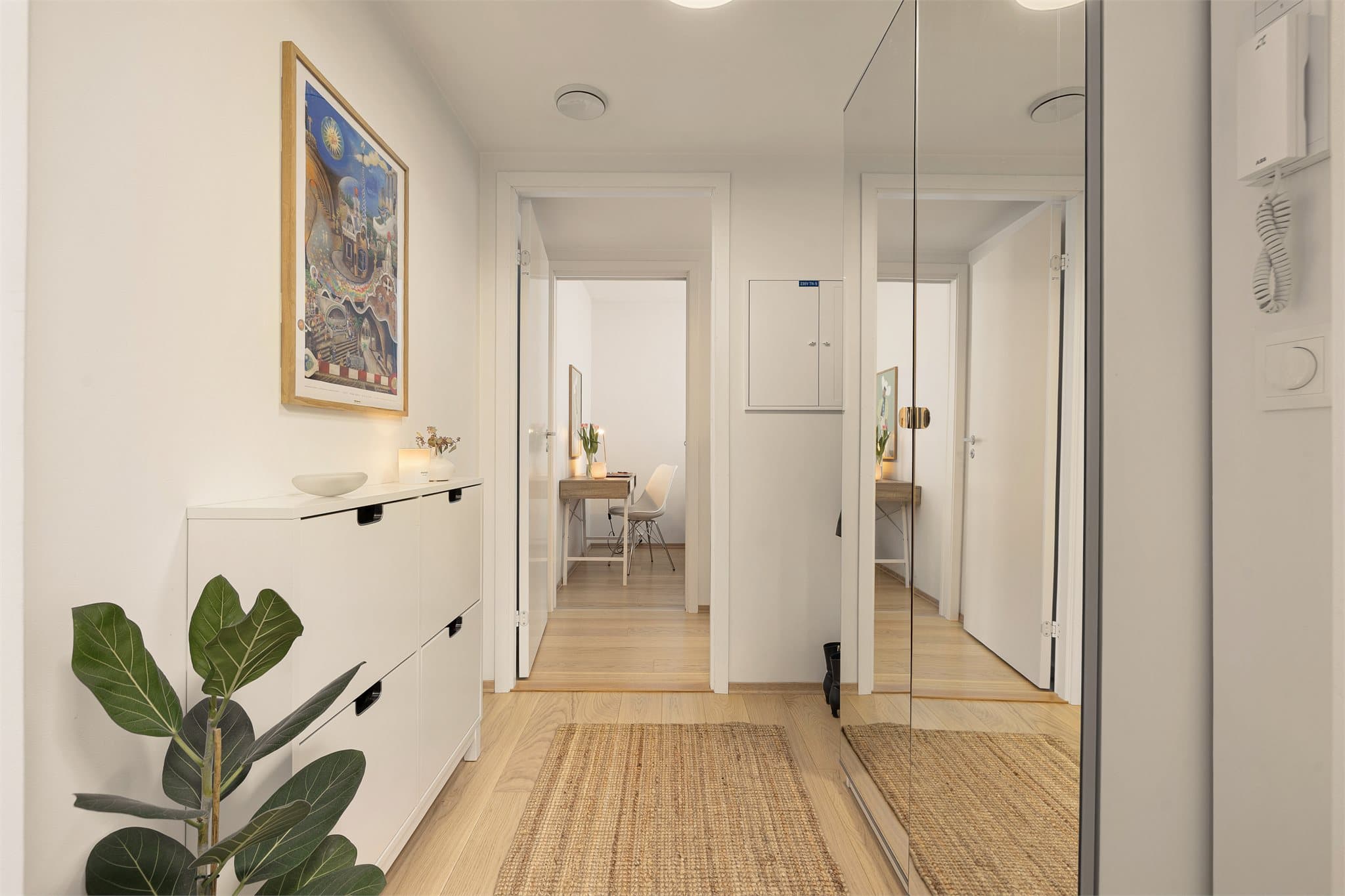 Entréen er praktisk med god plass til oppbevaringsløsninger. I tillegg disponerer leiligheten to eksterne boder i kjeller på totalt 10 kvm.