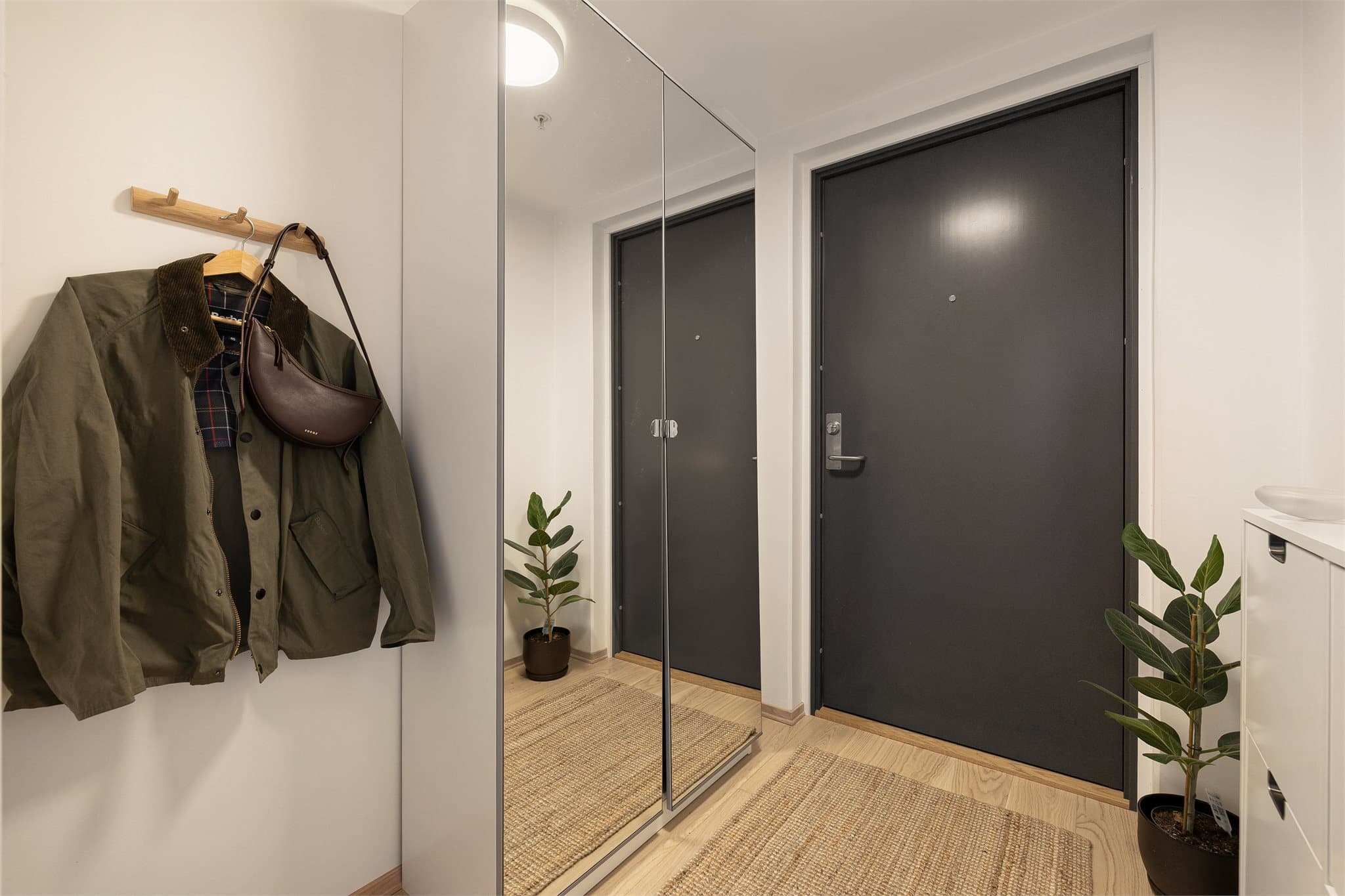 Du ønskes velkommen inn i en lys entré med plass til å henge fra seg yttertøyet.