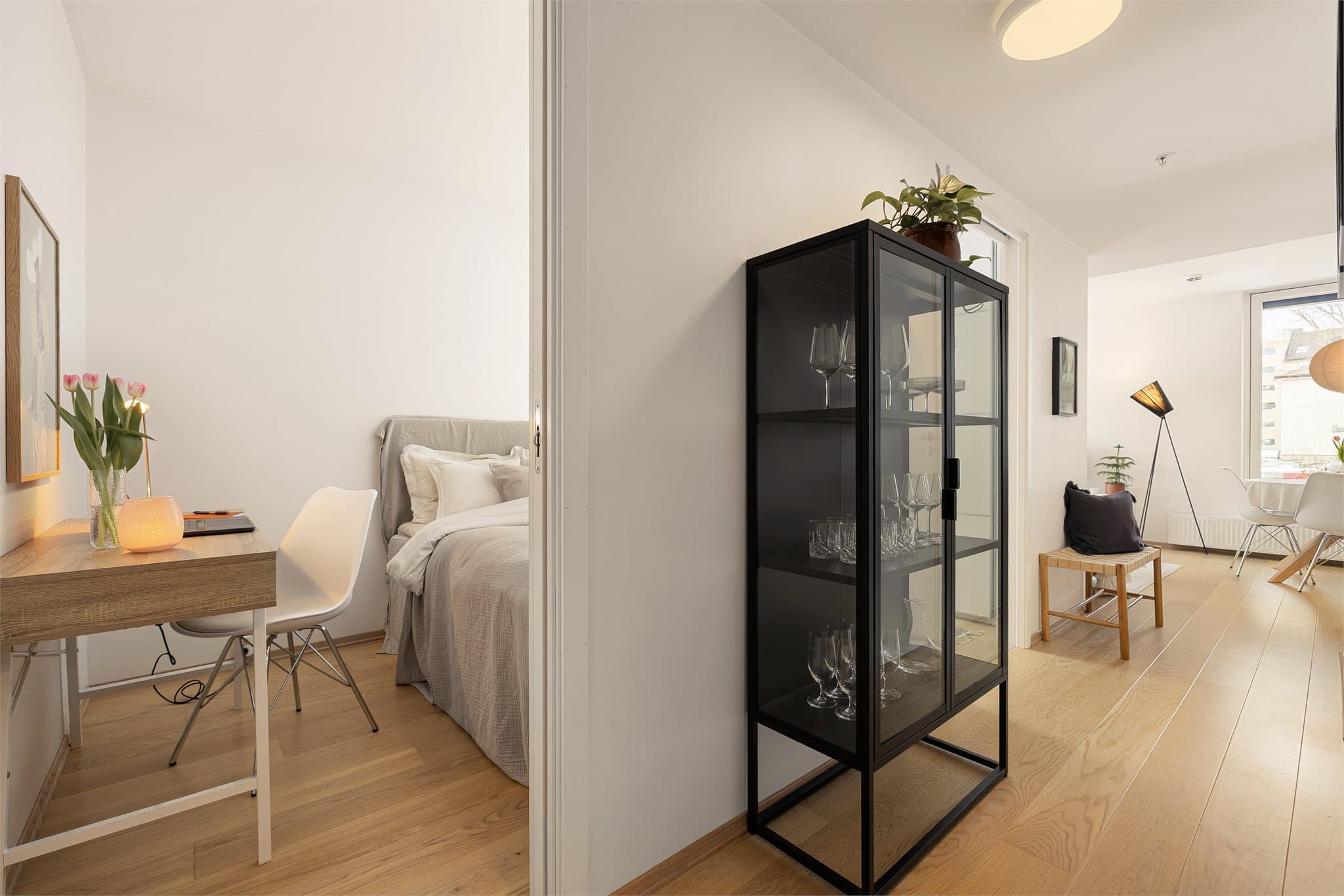 Bygget ble oppført i 2019 og holder med det en moderne og gjennomgående standard.