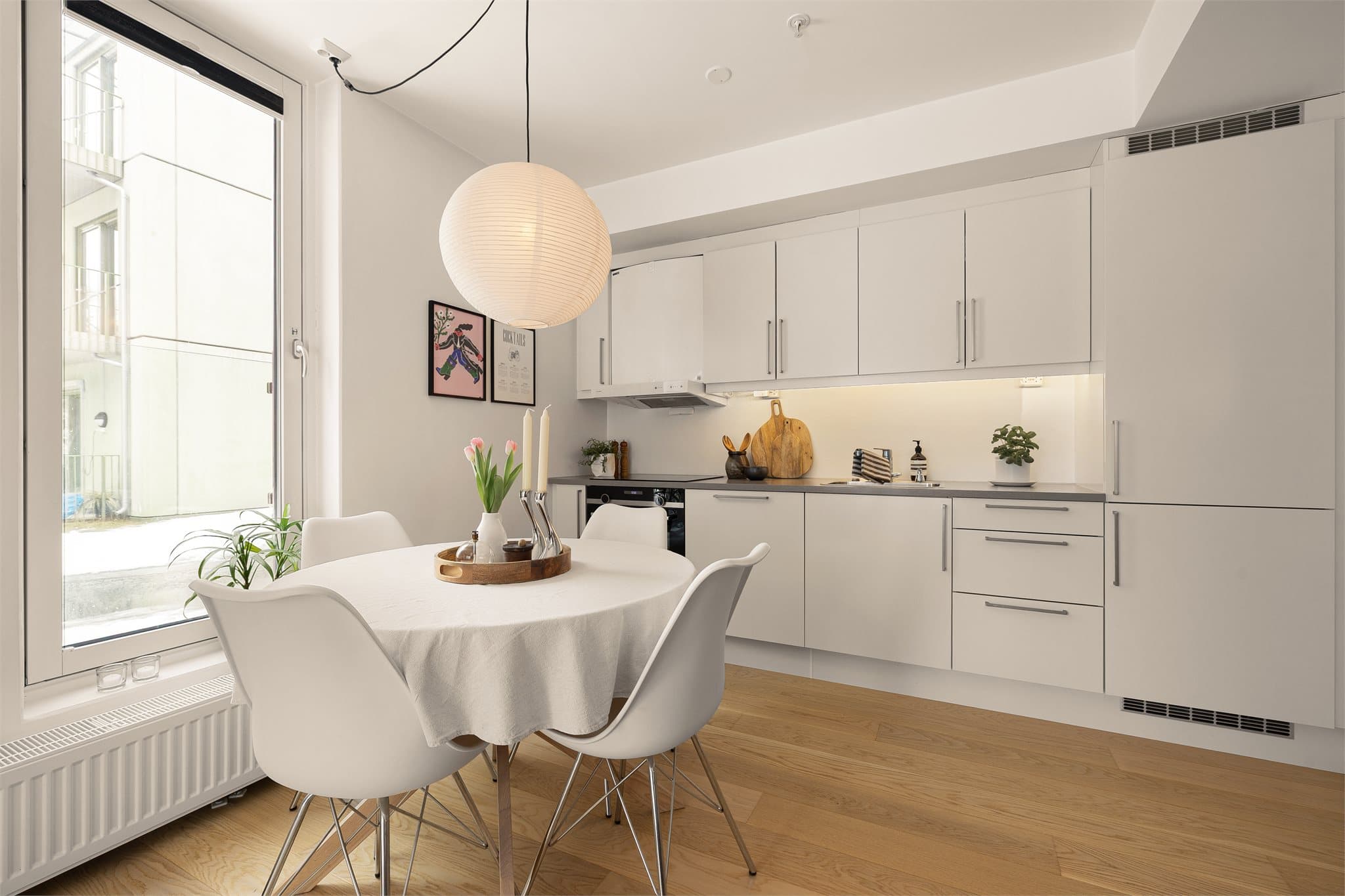 Kjøkkenet er stilrent og praktisk, med plass til en egen spisesone.
