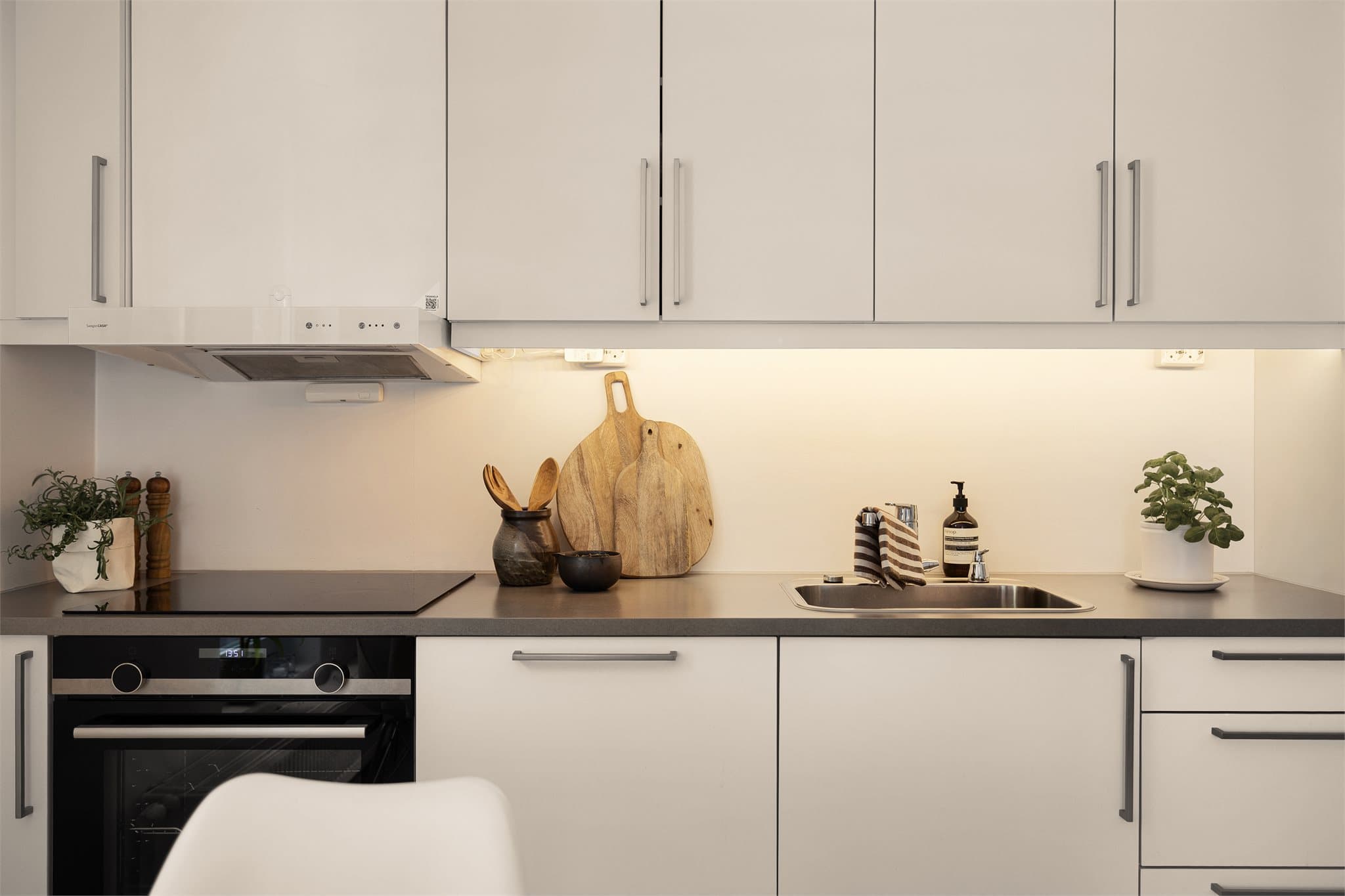 Kjøkkeninnredningen er funksjonell med god arbeidsflate og mekanisk avtrekk over kokesonen.