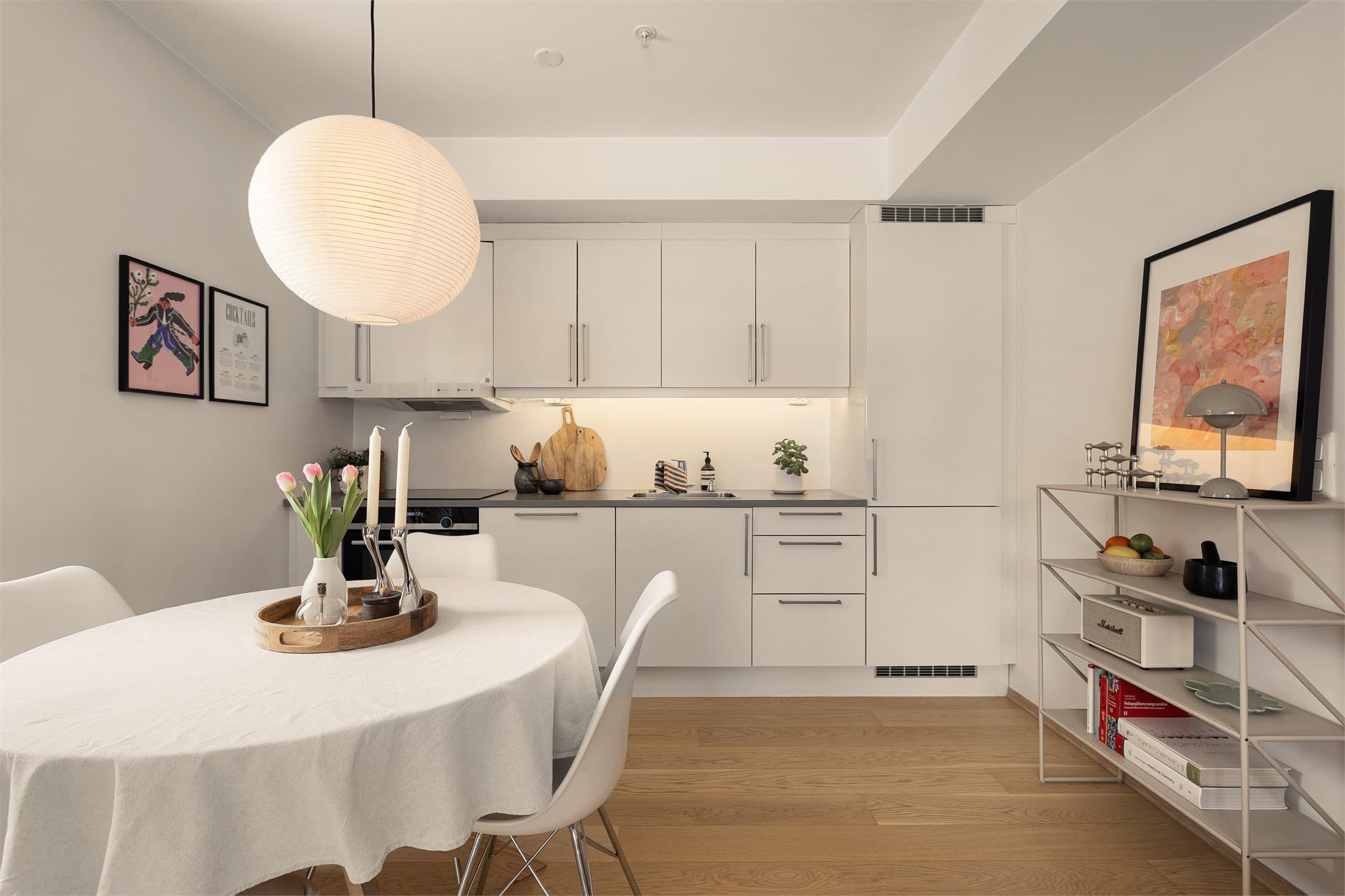 Rikelig med skapplass sørger for gode oppbevaringsmuligheter.