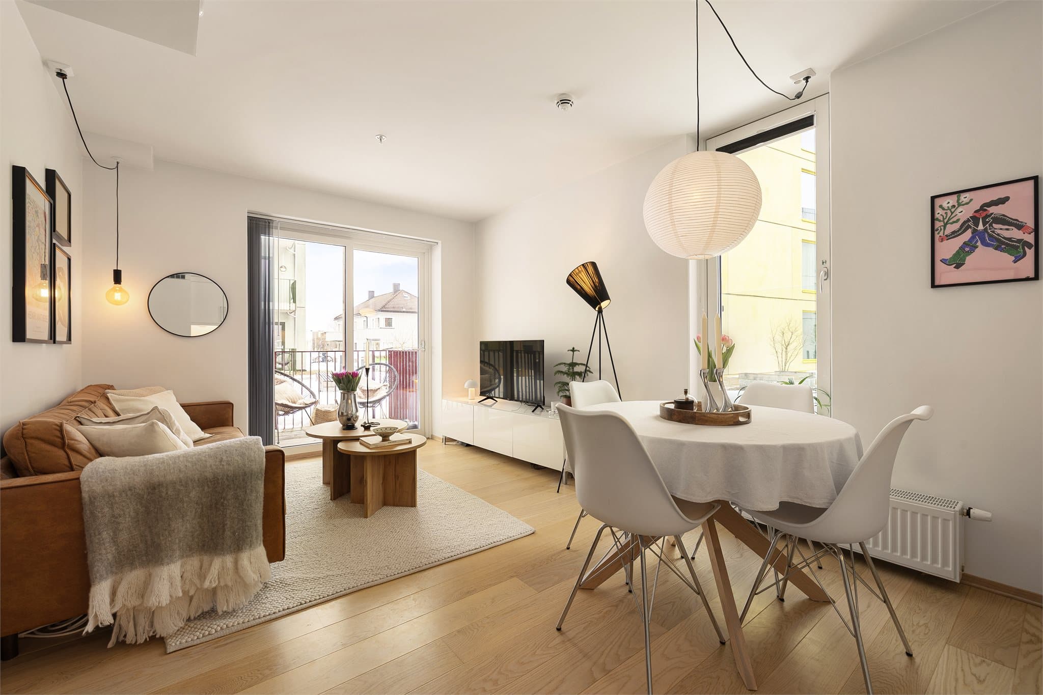 Leiligheten har en åpen og sosial planløsning med store vindusflater og direkte utgang til privat terrasse.