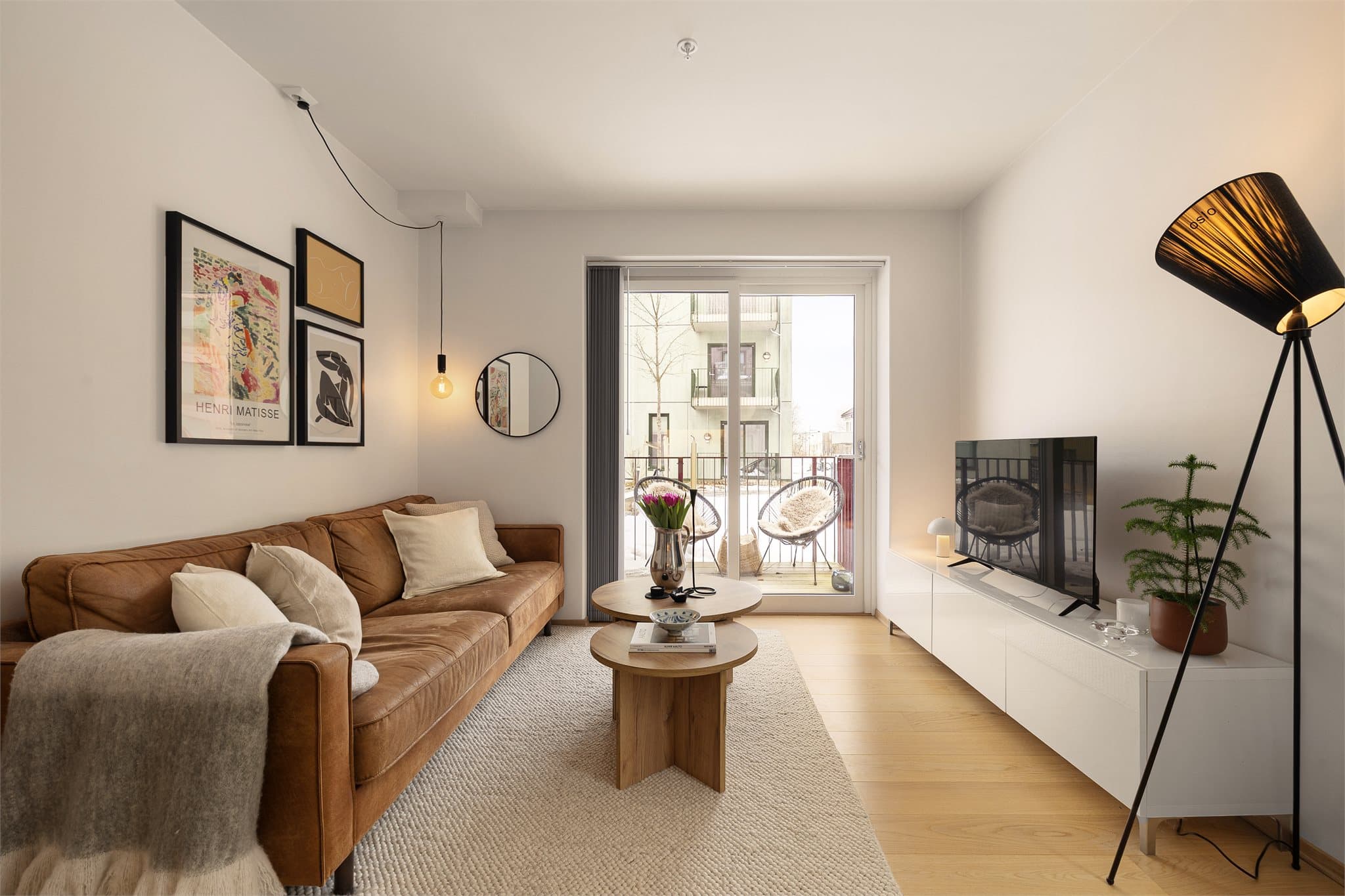 Boligen har vannbåren varme via radiatorer, som gir en jevn og behagelig temperatur.