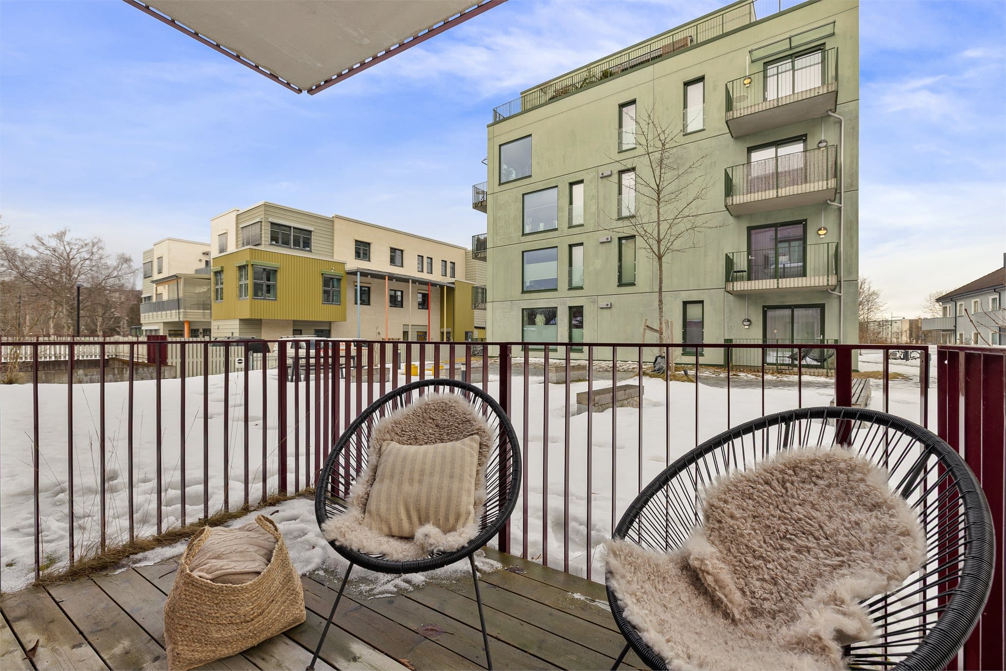 Terrassen vender ut mot et pent opparbeidet fellesområde.