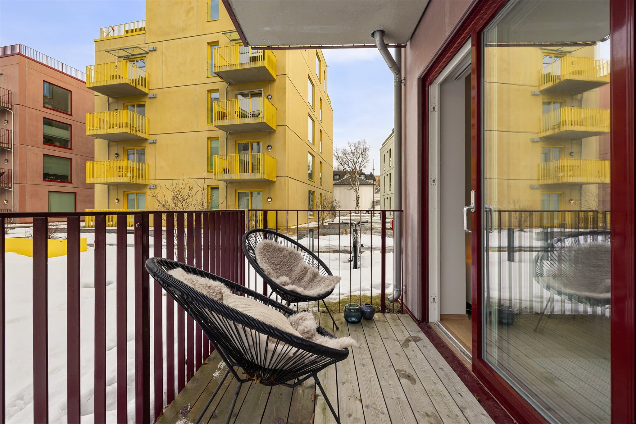 Terrassen kan enkelt innredes med ønsket utemøblement. Her kan du nyte varme dager i sommerhalvåret