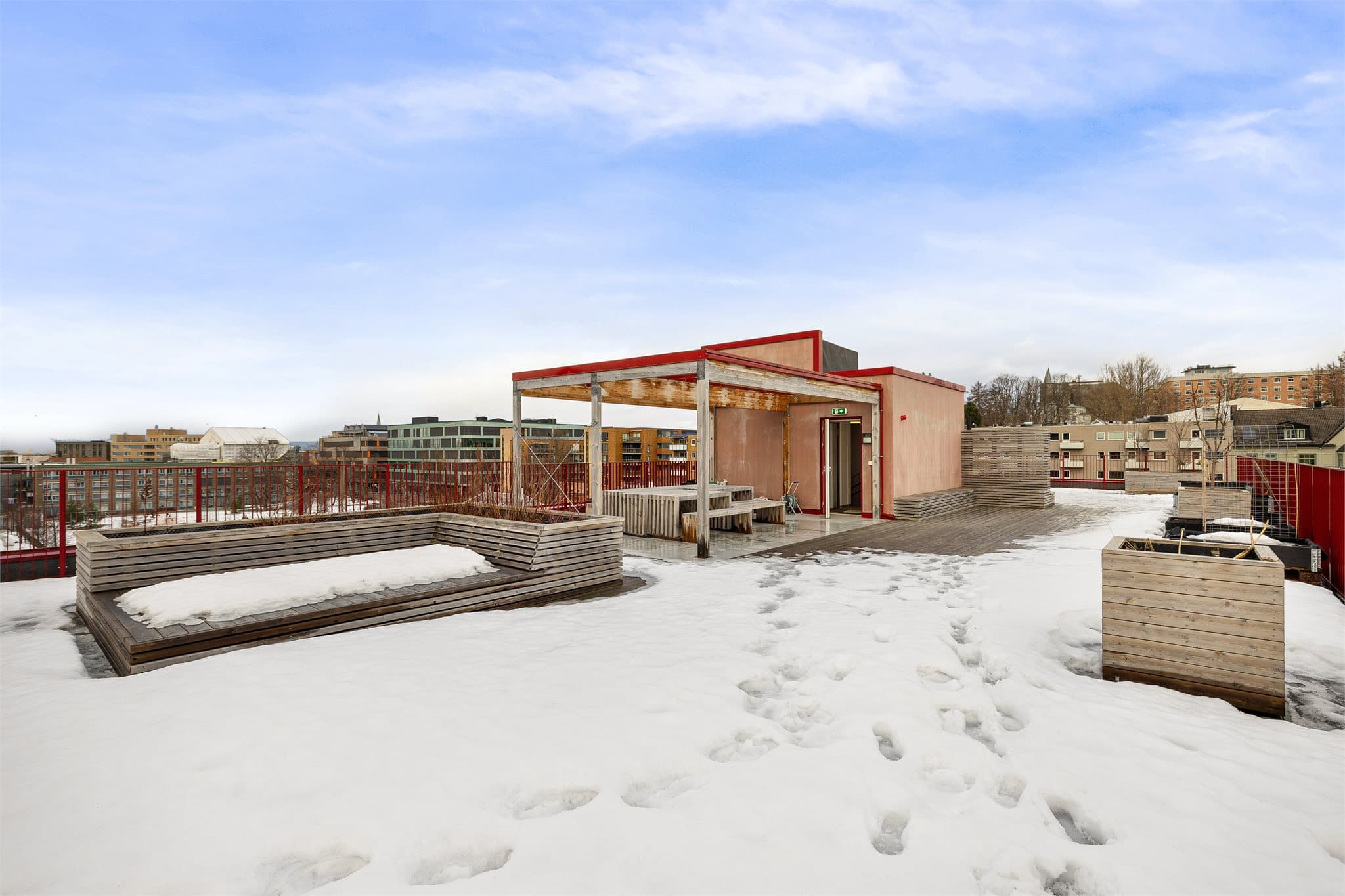 På taket av bygget har man en flott felles takterrasse der solen kan nytes hele dagen. Området har også gode kollektivforbindelser som gjør det enkelt å komme seg rundt i byen.