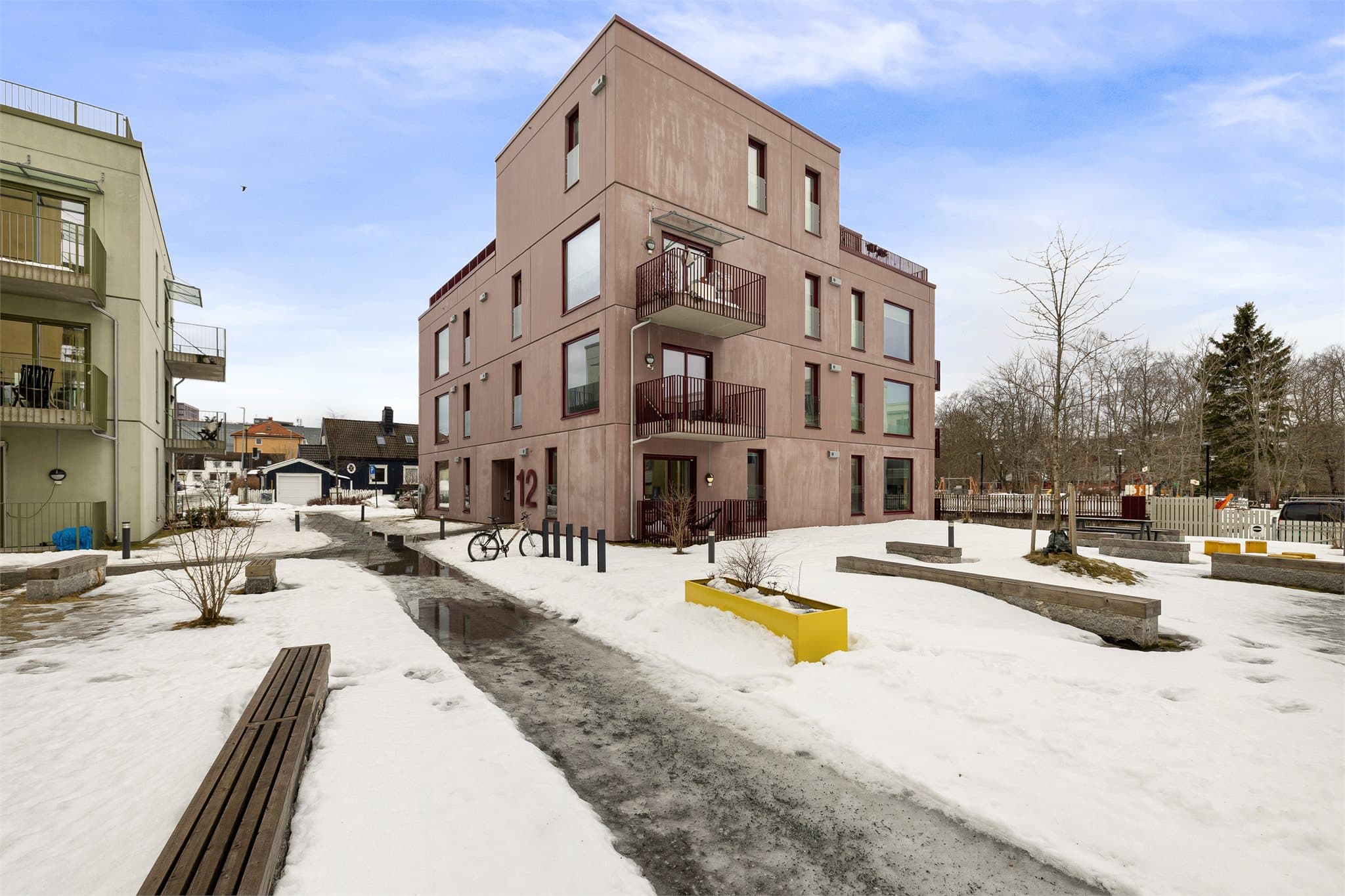 Her bor du med kort avstand til sentrale studiesteder som NTNU Handelshøyskolen, NTNU Gløshaugen og St. Olavs hospital. Teknobyen, Spektrum og Studentersamfundet er også kort vei unna.