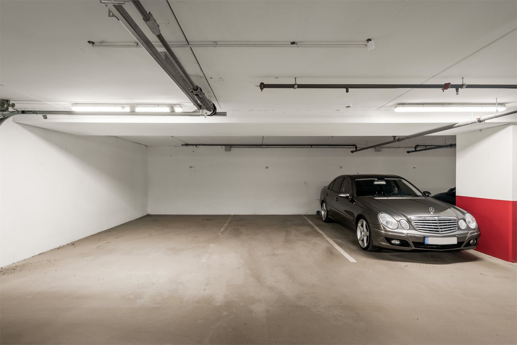 Det disponeres egen parkeringsplass i garasjekjeller