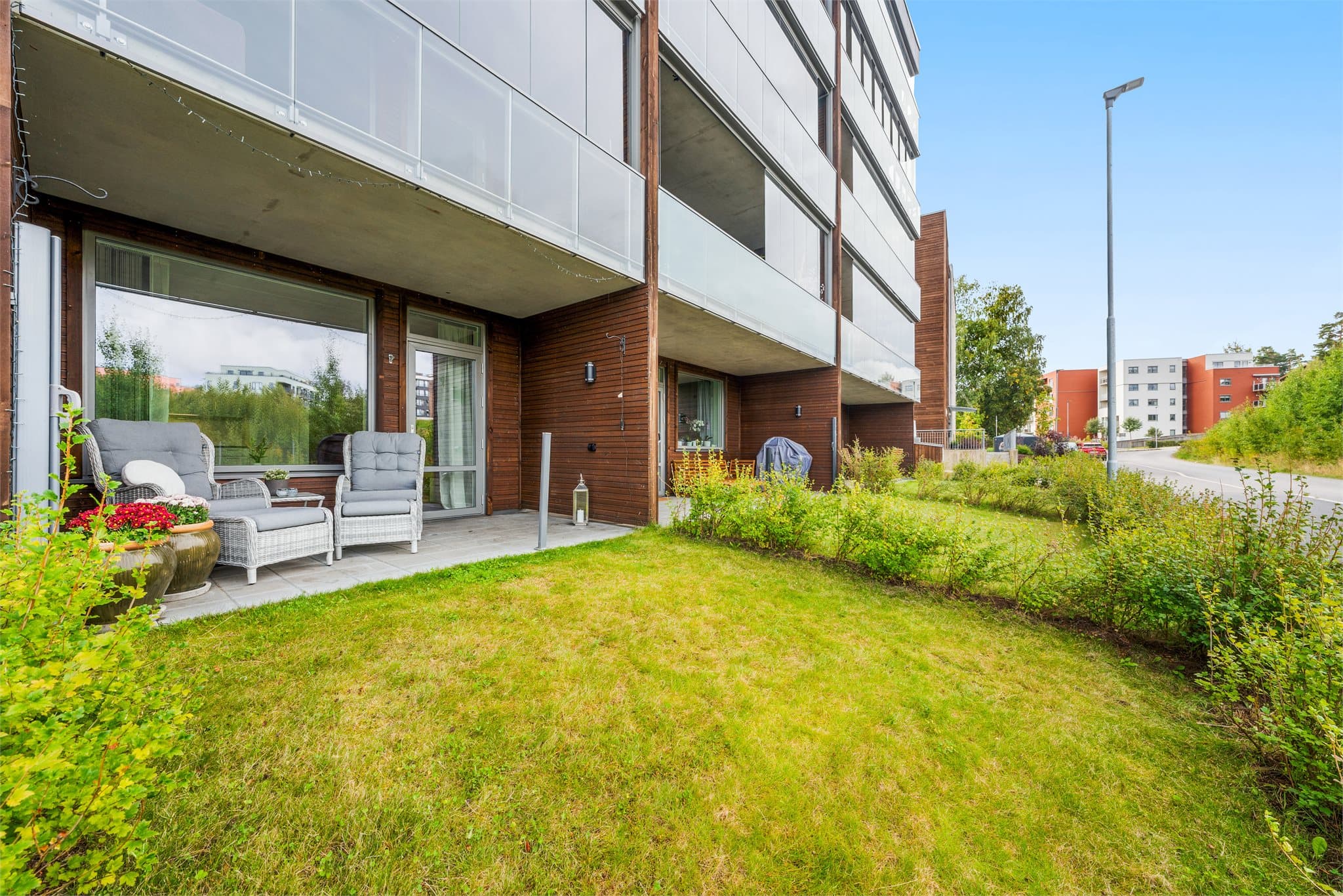 Skjermet, vestvendt terrasse og uteområde i forkant