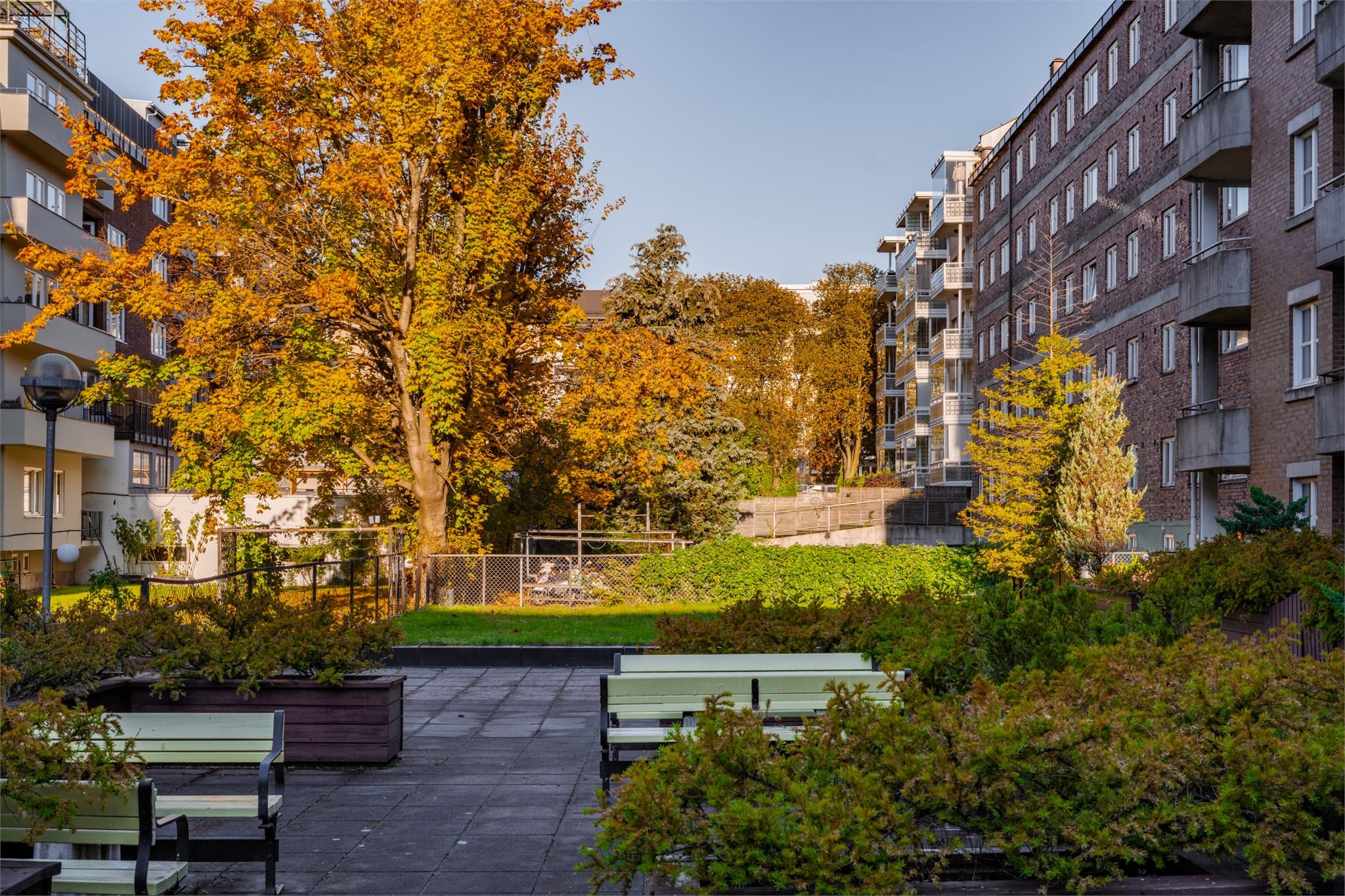 Sameiet har en skjermet bakgård med sitteplasser og grønne fellesarealer.