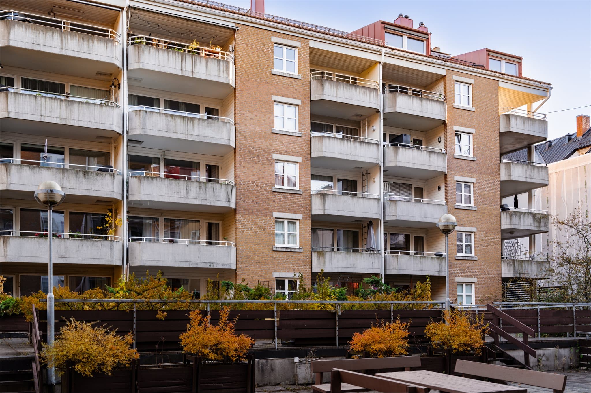 Bygget er oppført i 1987 med fasade kledd i spekkmurt teglstein.