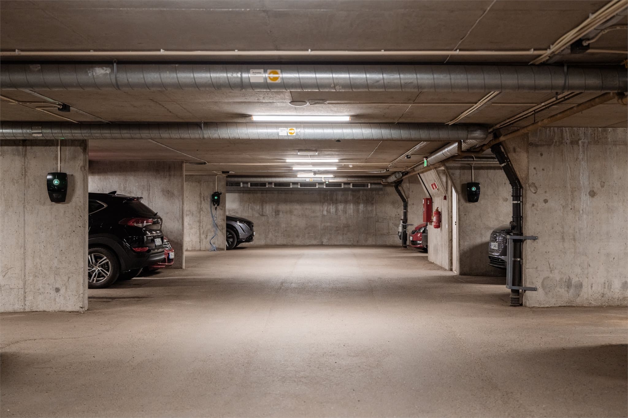 Medfølgende fast parkeringsplass i lukket felles garasjeanlegg i kjelleren.