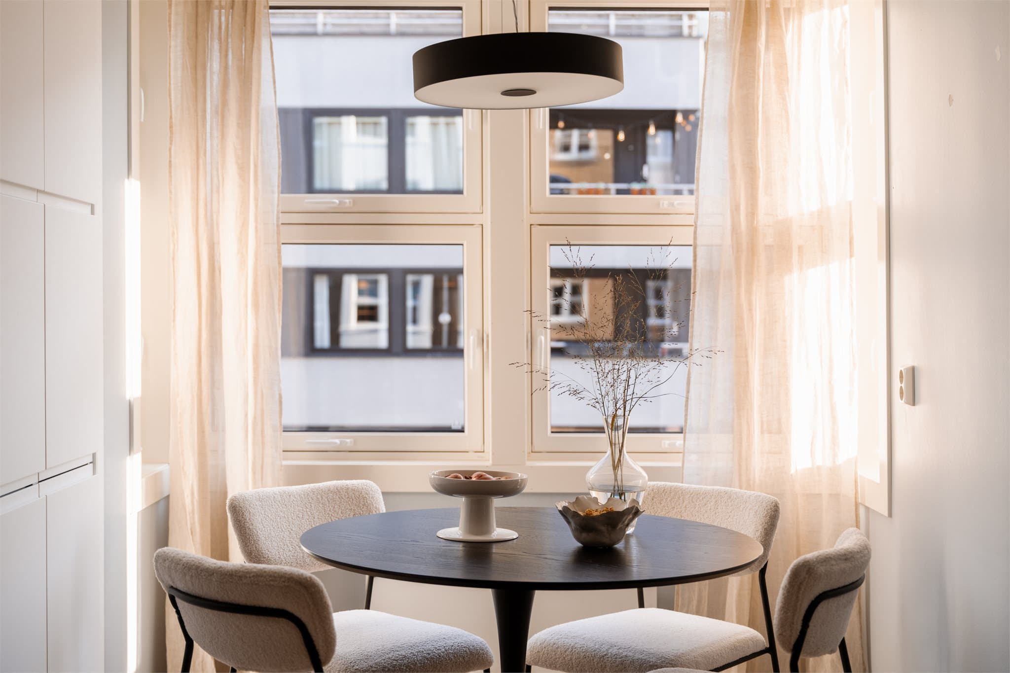 Hyggelig spiseplass plassert foran vinduet.