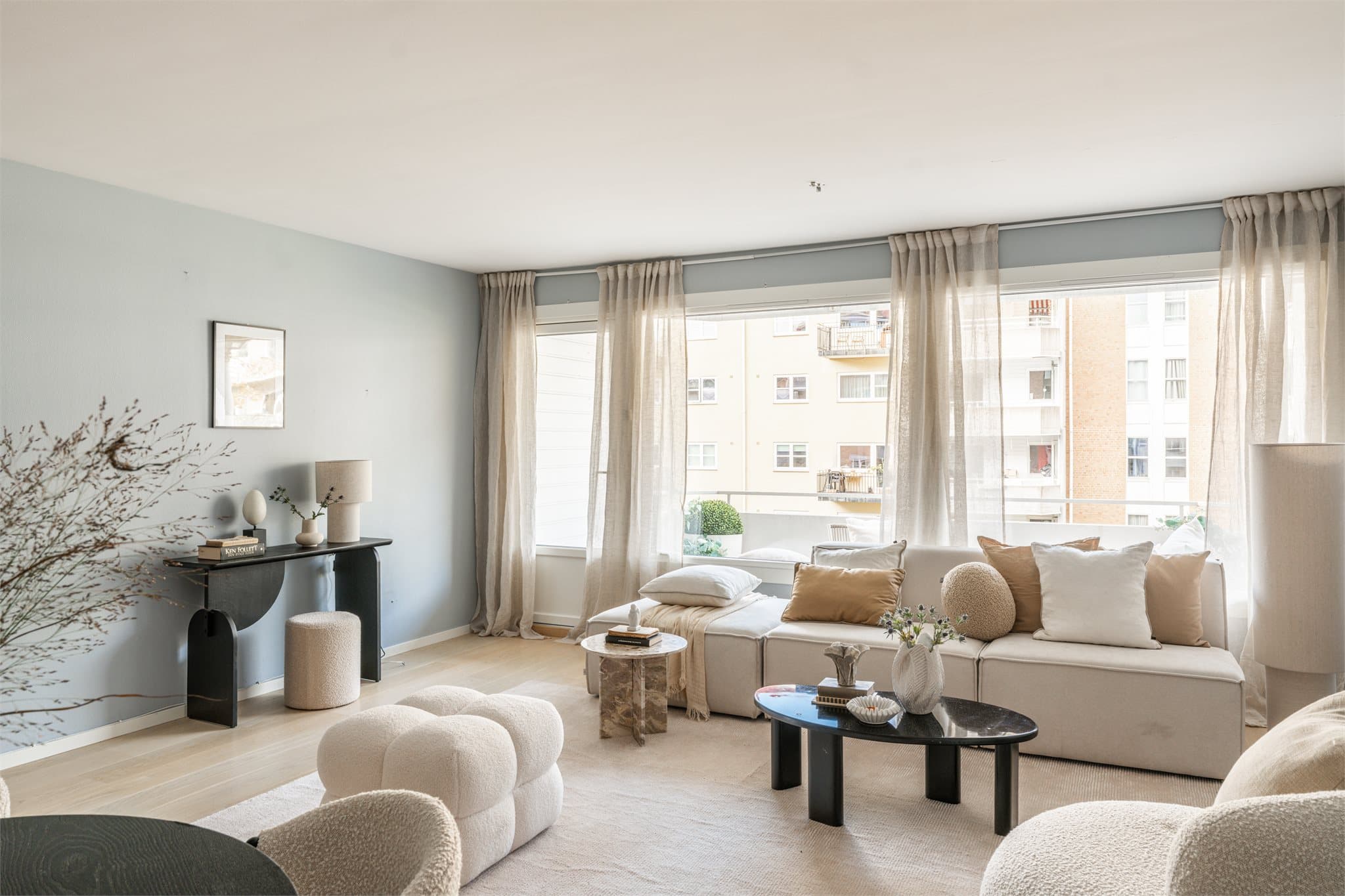 Fra stuen er det utgang til en flott, nordvestvendt balkong på ca. 10 m²