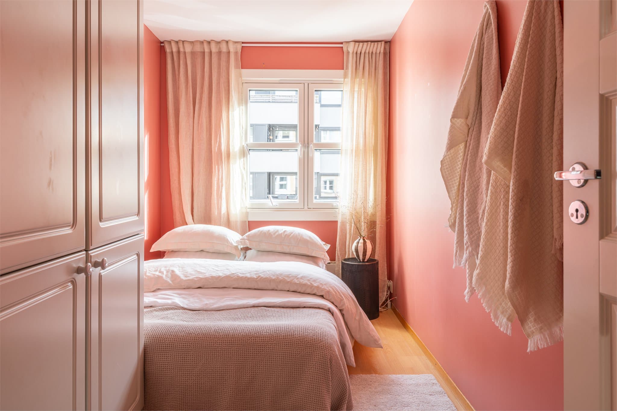 Soverom med plass til seng, skrivebord og oppbevaring.