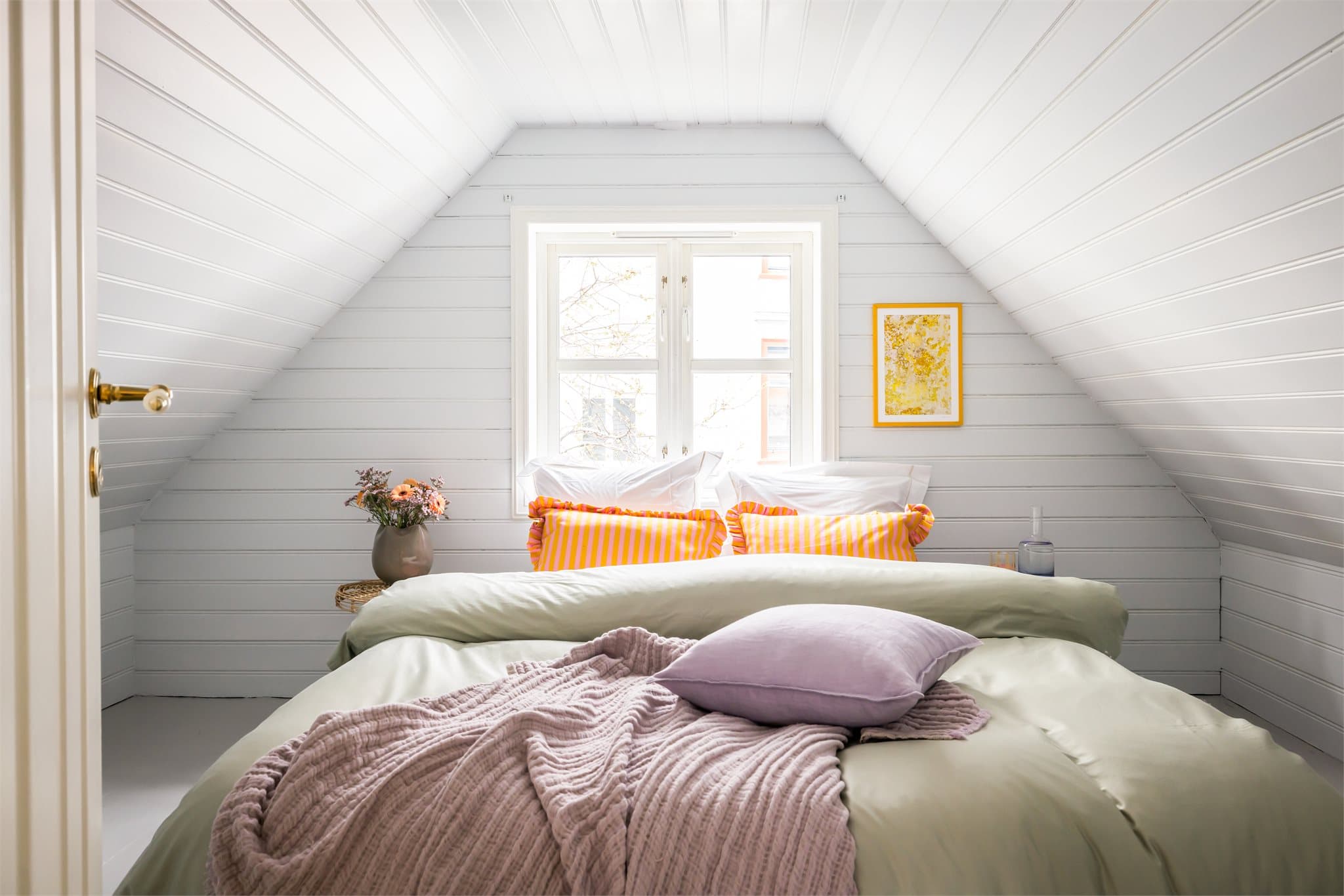 Andre soverom i loftetasje måler 7,7m²