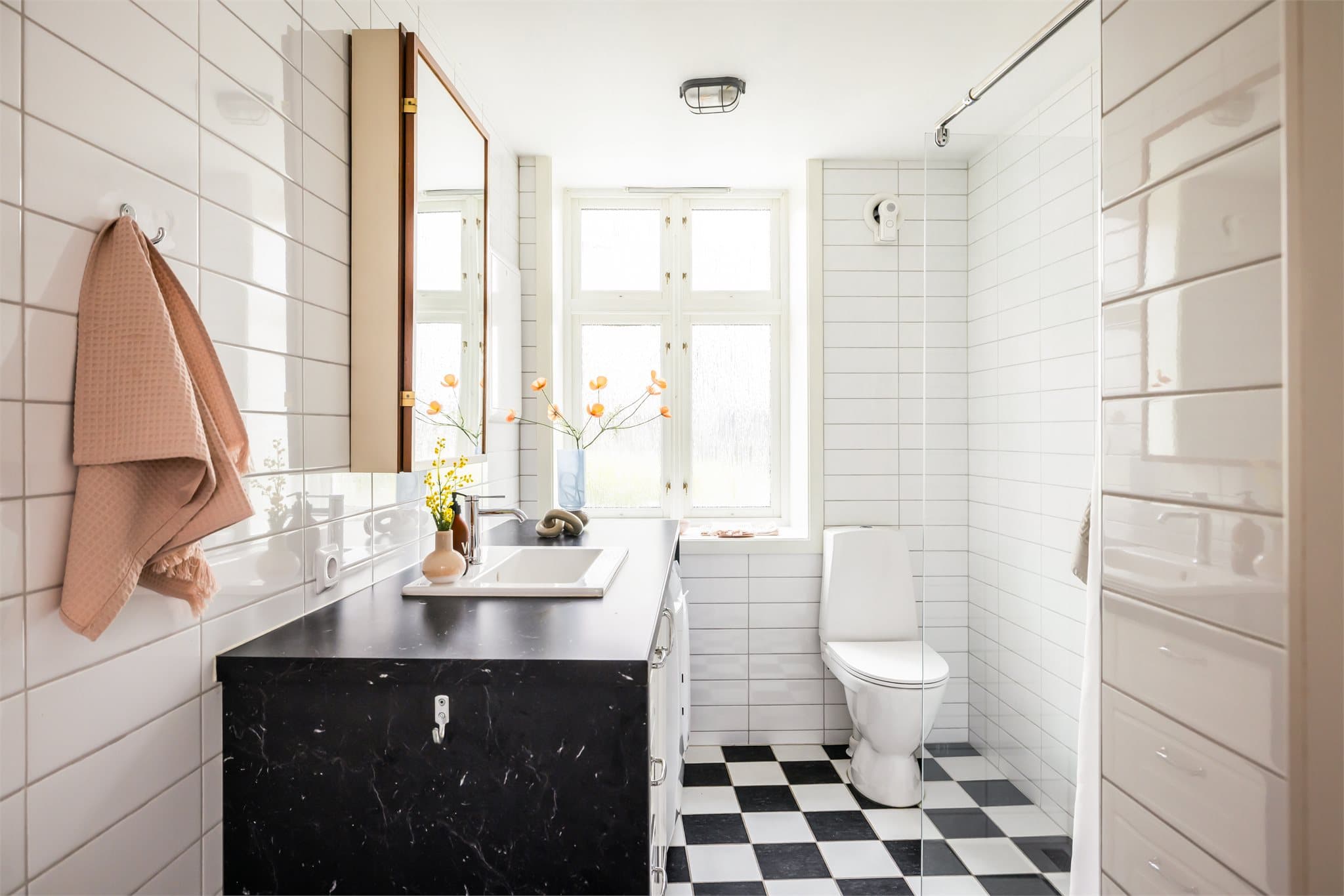 Baderomsmøbel med benkeplate, speilskap, opplegg for vaskemaskin og gulvstående toalett