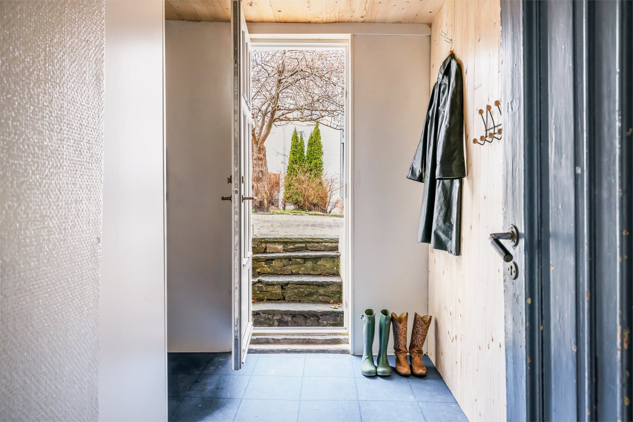 Underetasjens grovgang måler 6,8m² og har separat inngang, med ytterdør fra 2025