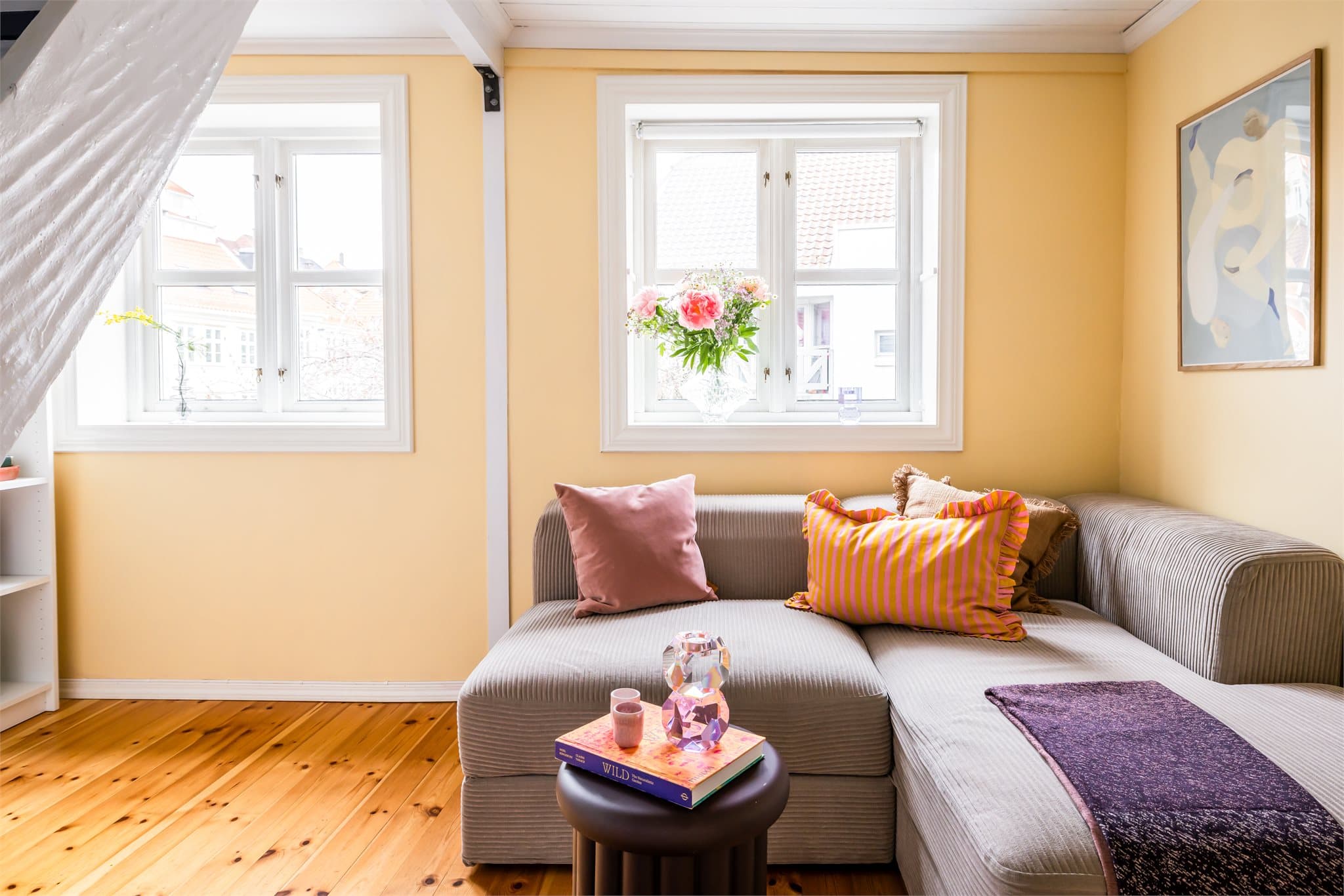 Hovedetasjen måler 28m² og har en arealeffektiv løsning med entré, kjøkken og stue i hver sin naturlige sone