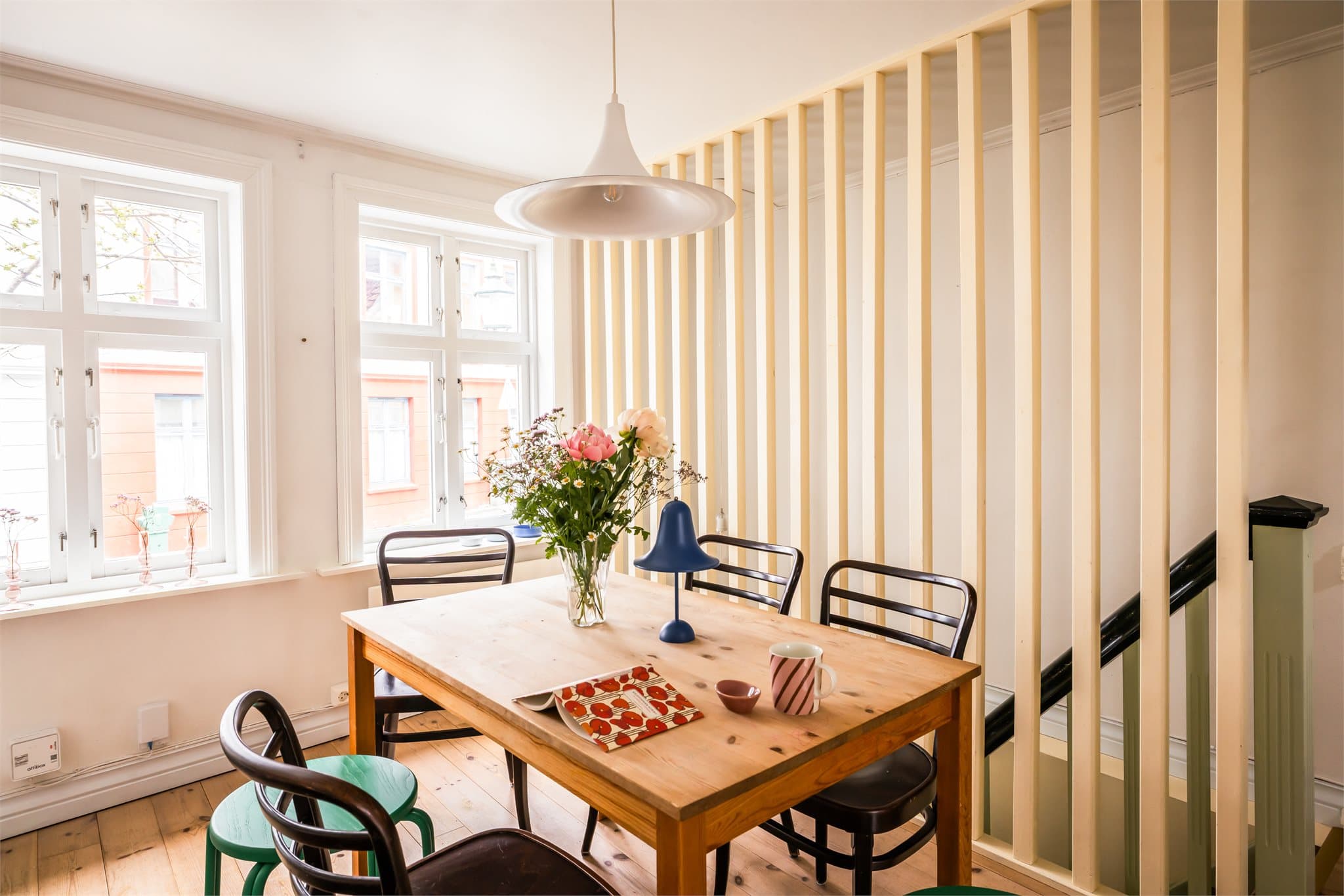 Boligens generøse vindusflater sikrer rikelig med lysinnslipp