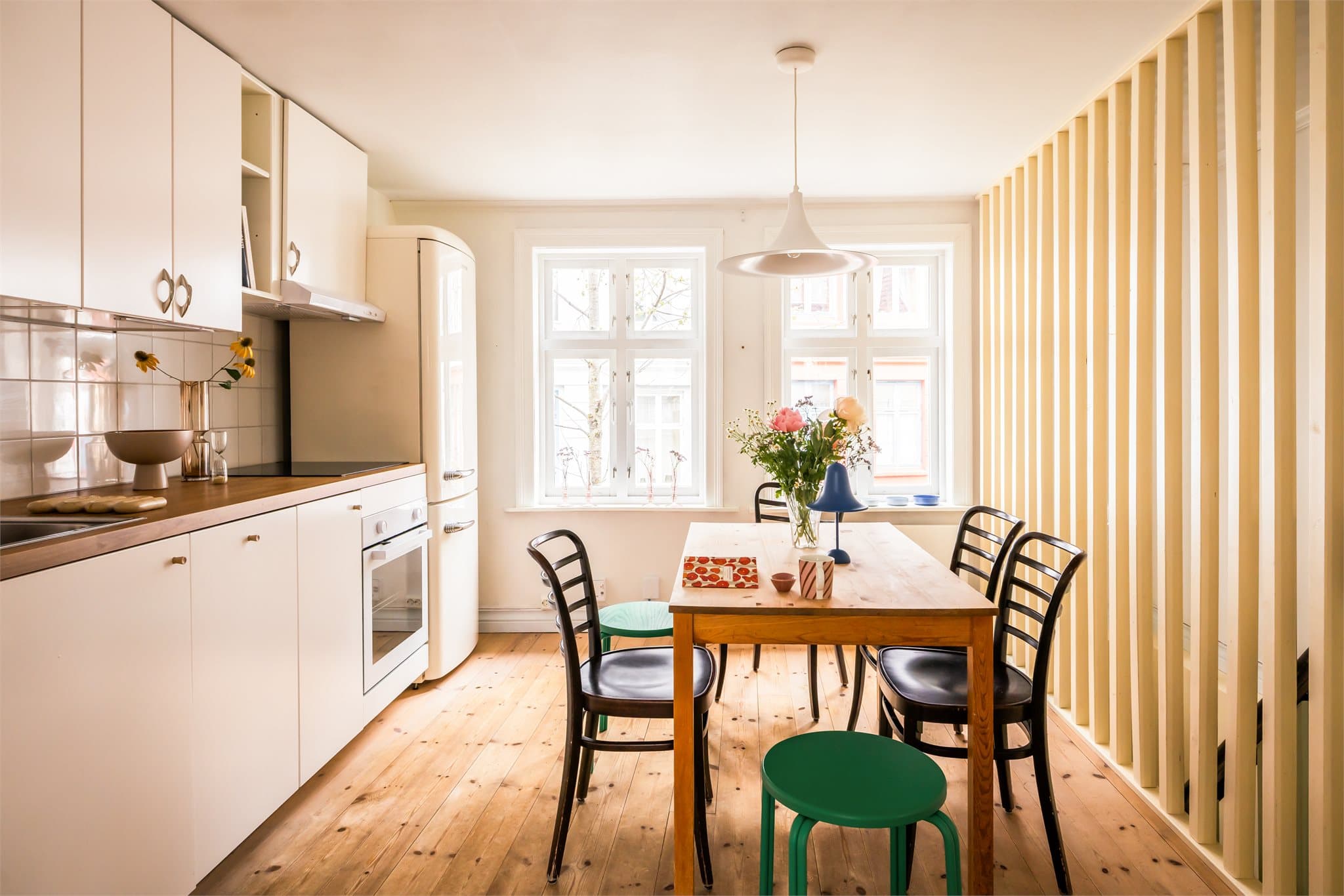 Flott kjøkken med pen, tidløs kjøkkeninnredning og plass til stort spisebord