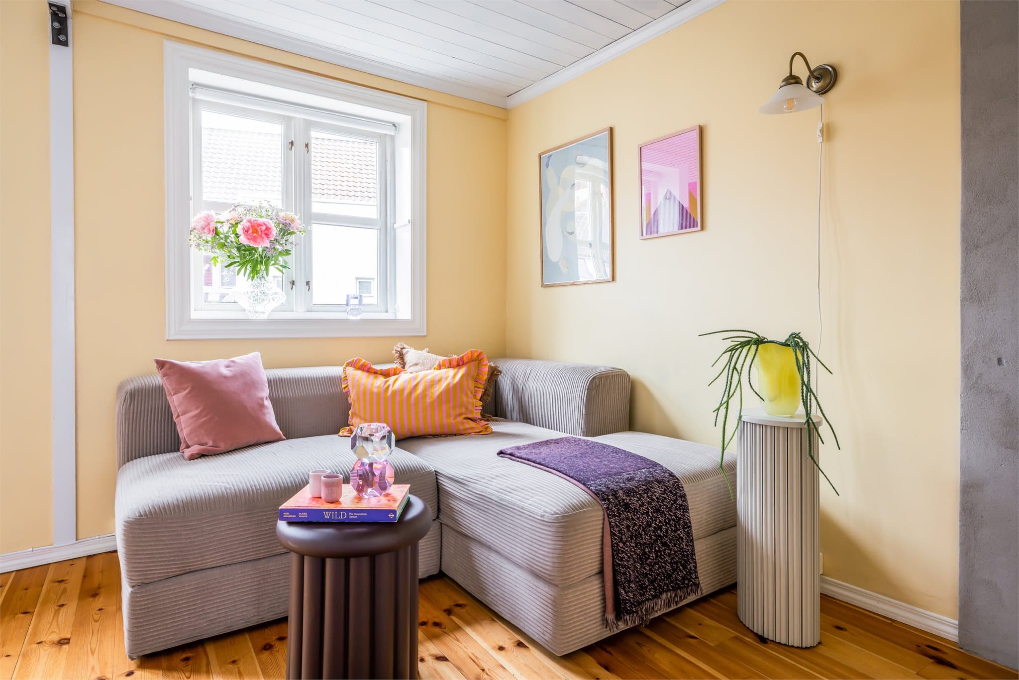 Koselig stue på 8m² med plass til sofa like ved ildsted