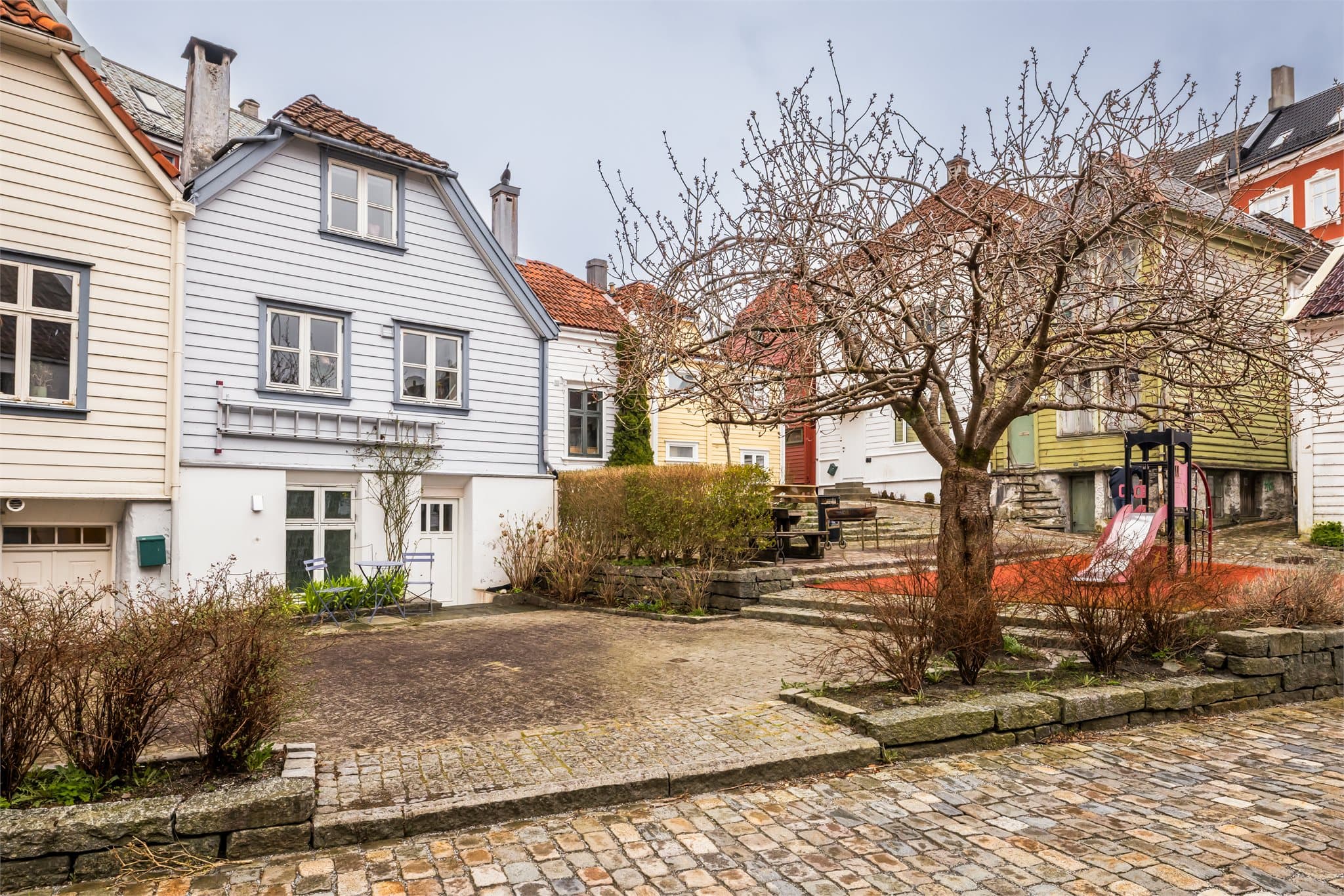 Boligen er omringet av koselige gater med rikelig av beplantning