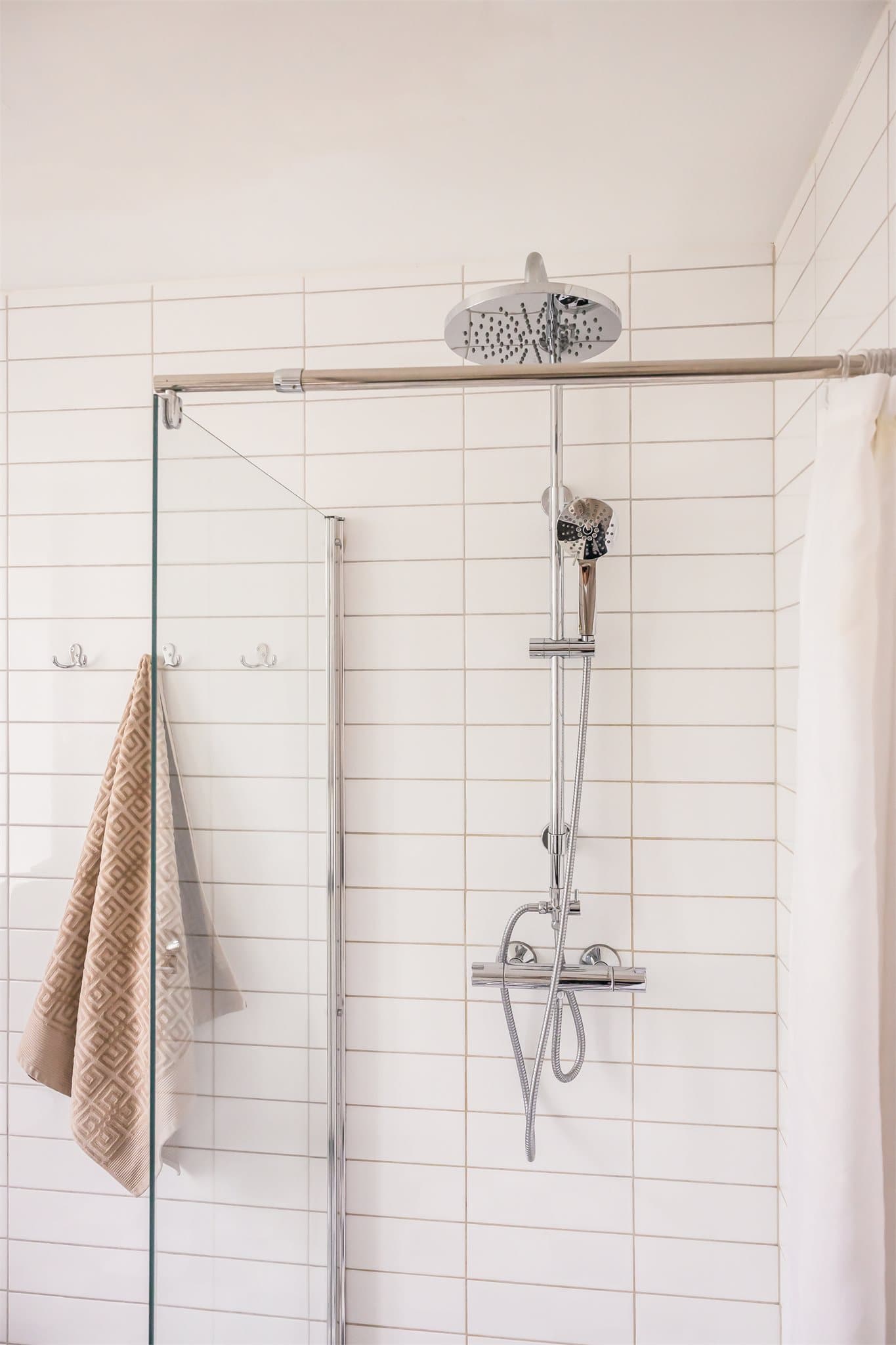 Keramiske fliser på gulv og vegger. Malte flater i himling