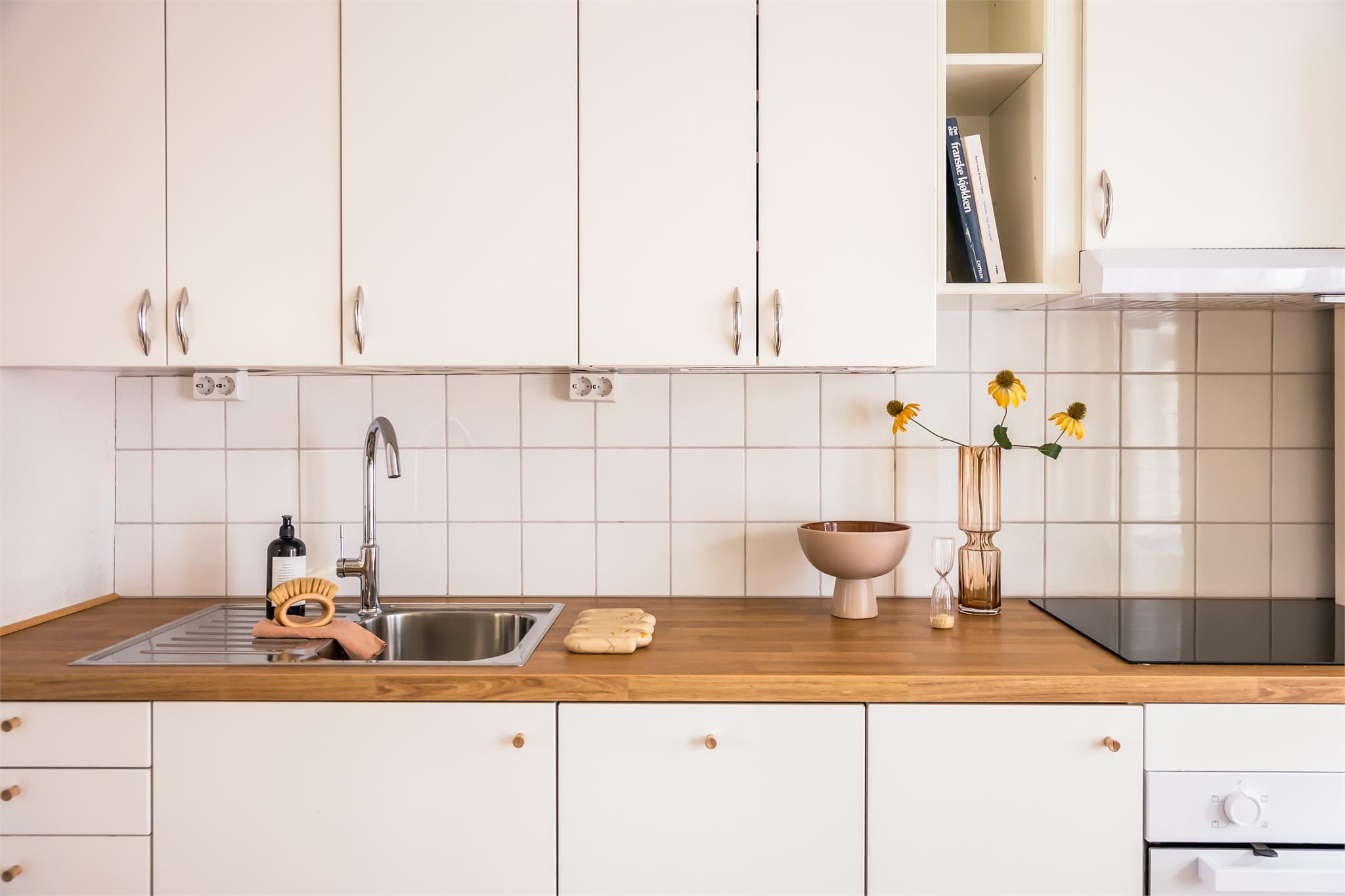 Kjøkkeninnredning med slette fronter og benkeplate i laminat