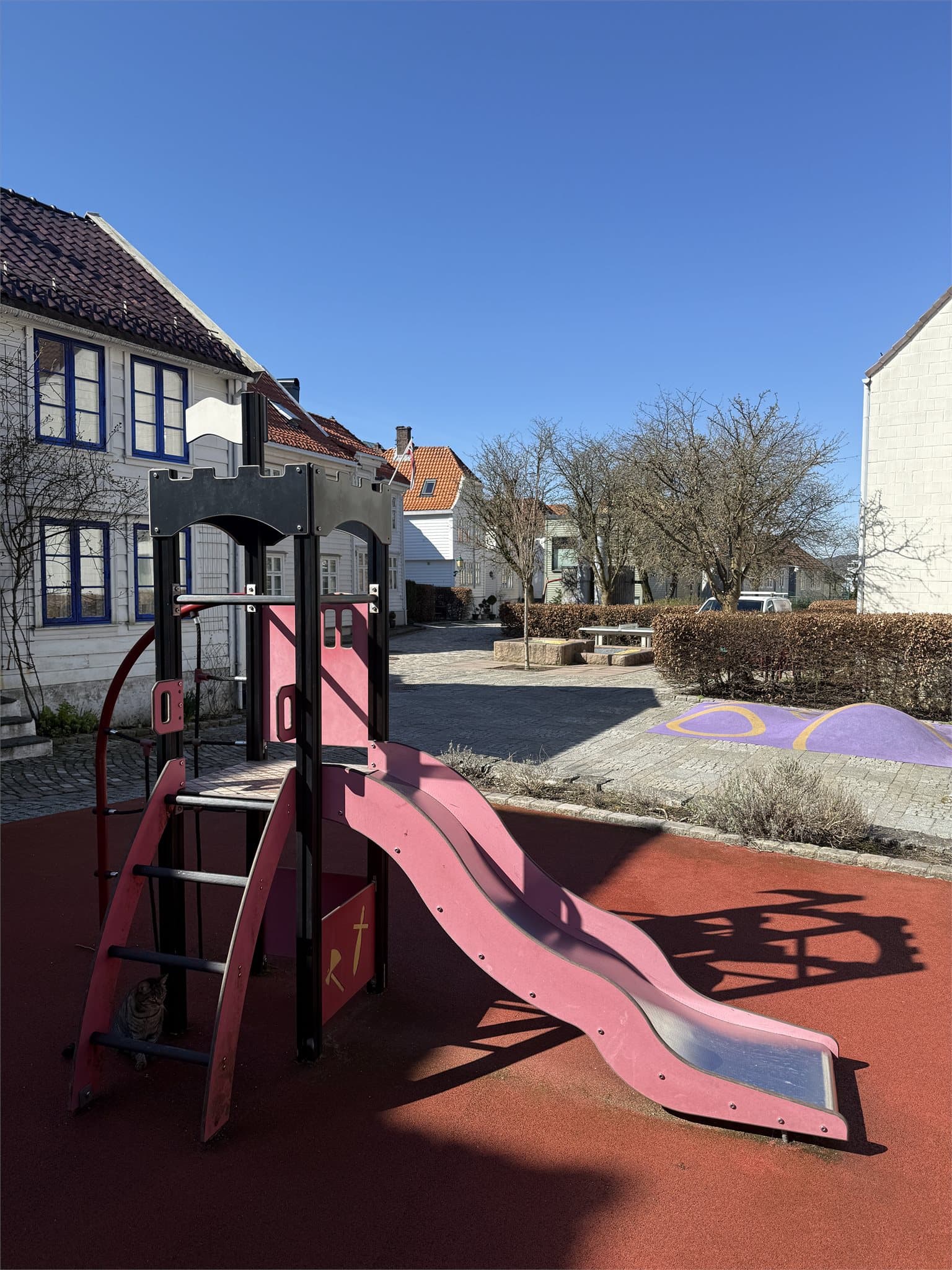 Bak boligen finner man bla. benker og lekeplass i en slags minipark. Perfekt for en sosial sommerdag