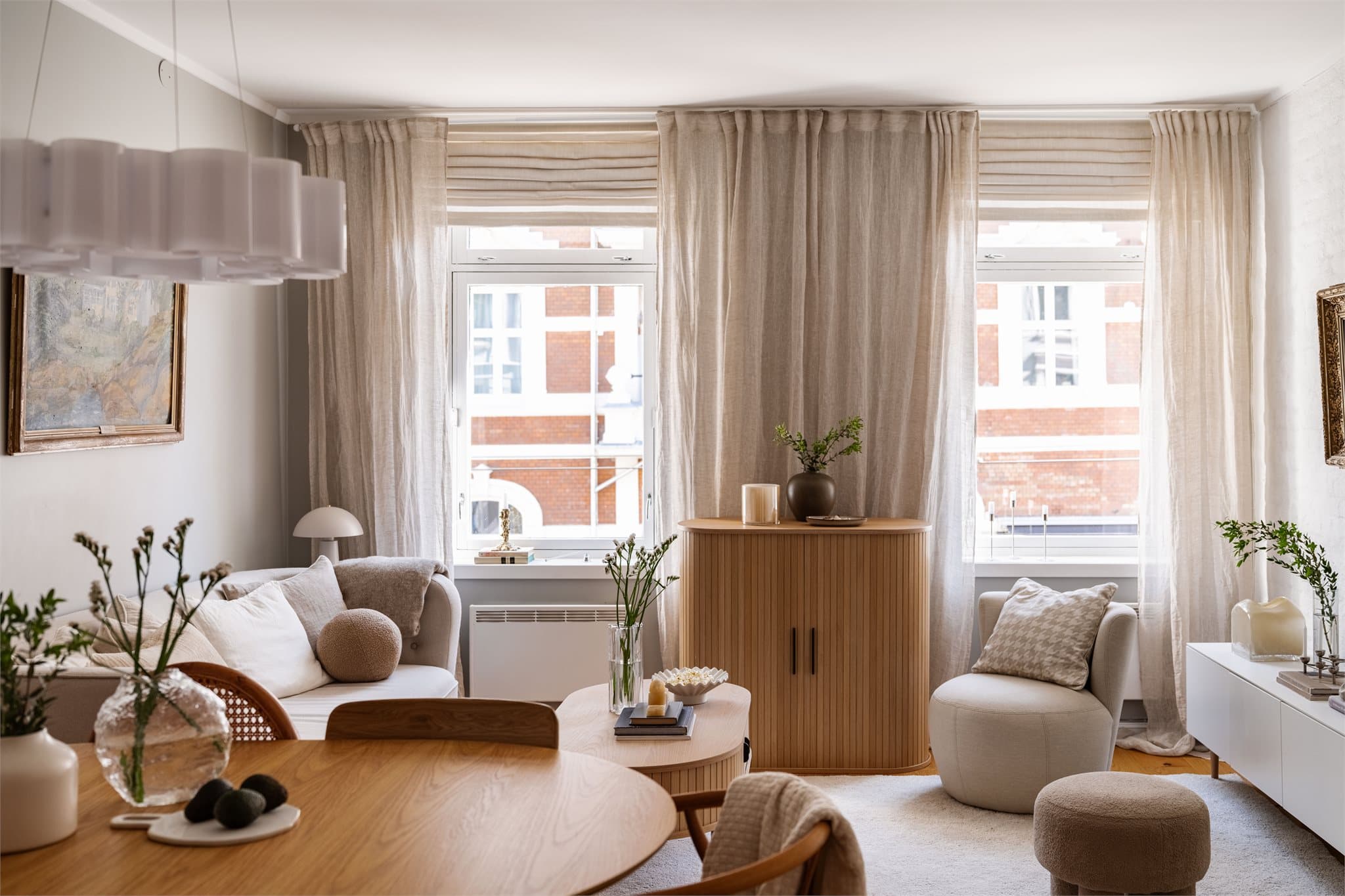 Leiligheten byr på et lyst og innbydende oppholdsrom. Rommet har gode møbleringsmuligheter med naturlige soner for både sofagruppe og spiseplass.
