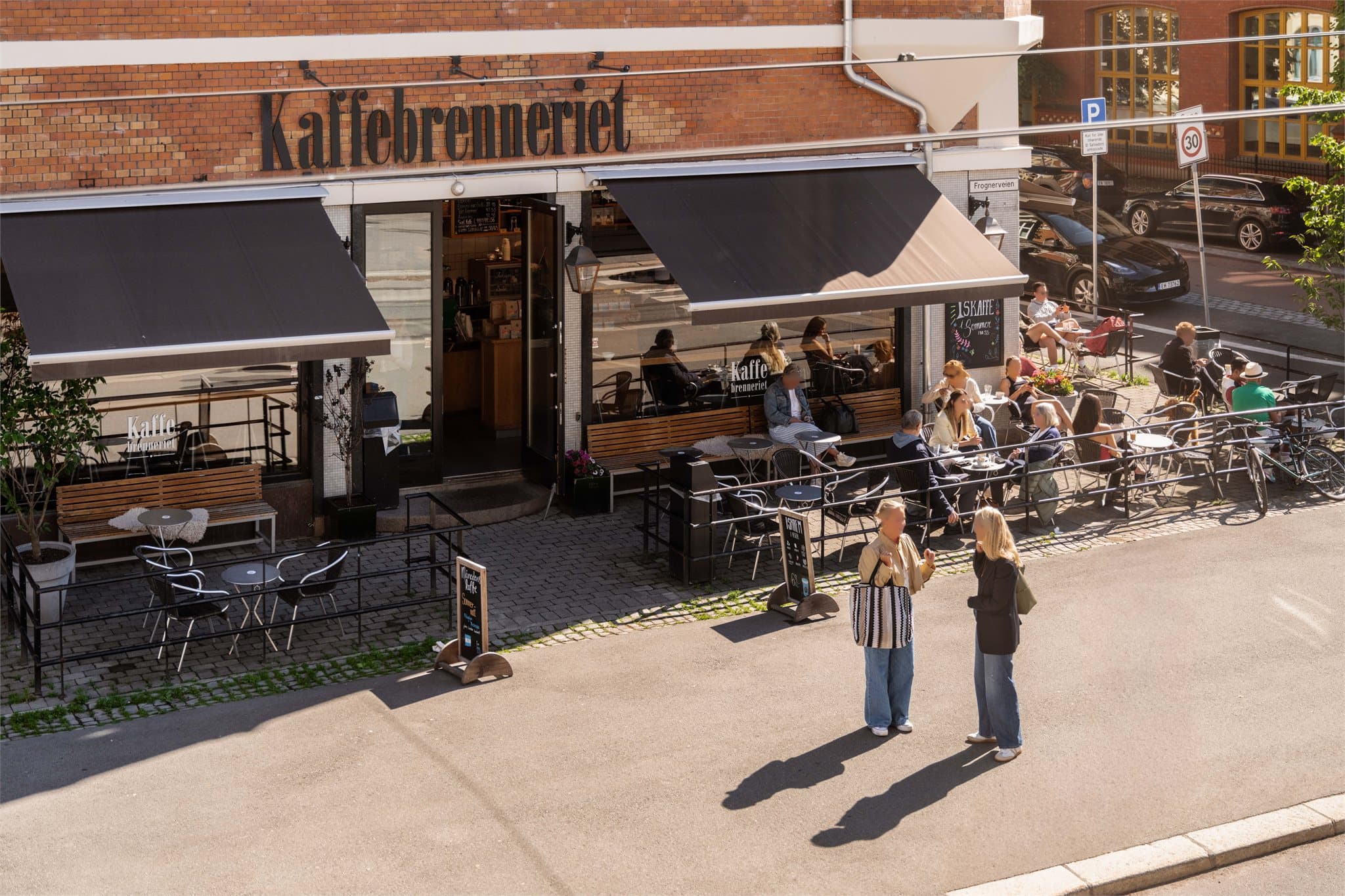 Nærområdet byr på et rikt utvalg av populære kafeer og spisesteder. Utsikt fra stuevinduet.