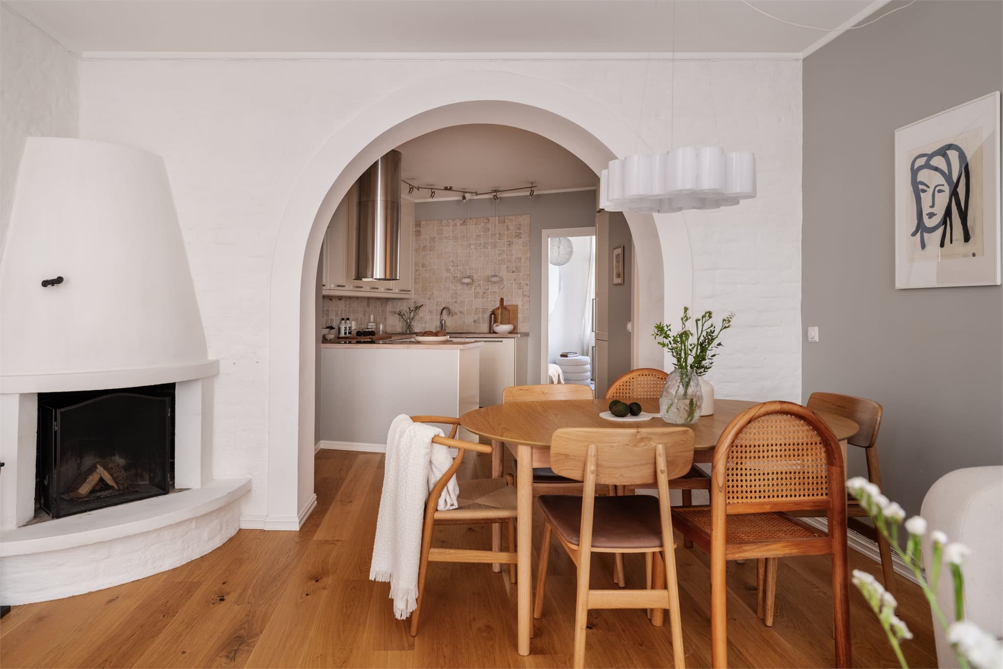 Et særpreg ved leiligheten er den elegante buen mellom stue og kjøkken, et arkitektonisk grep som gir boligen identitet og skiller den fra mer tradisjonelle planløsninger i bygårder fra samme periode.