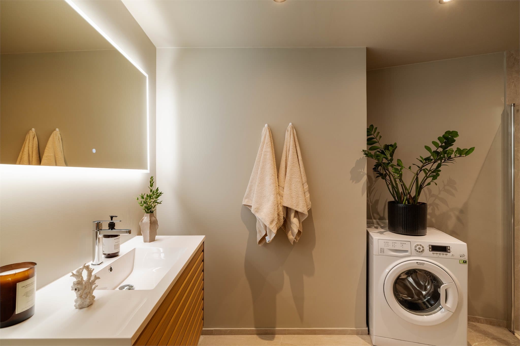 Nylig oppgradert bad med moderne innredning og opplegg for vaskemaskin.