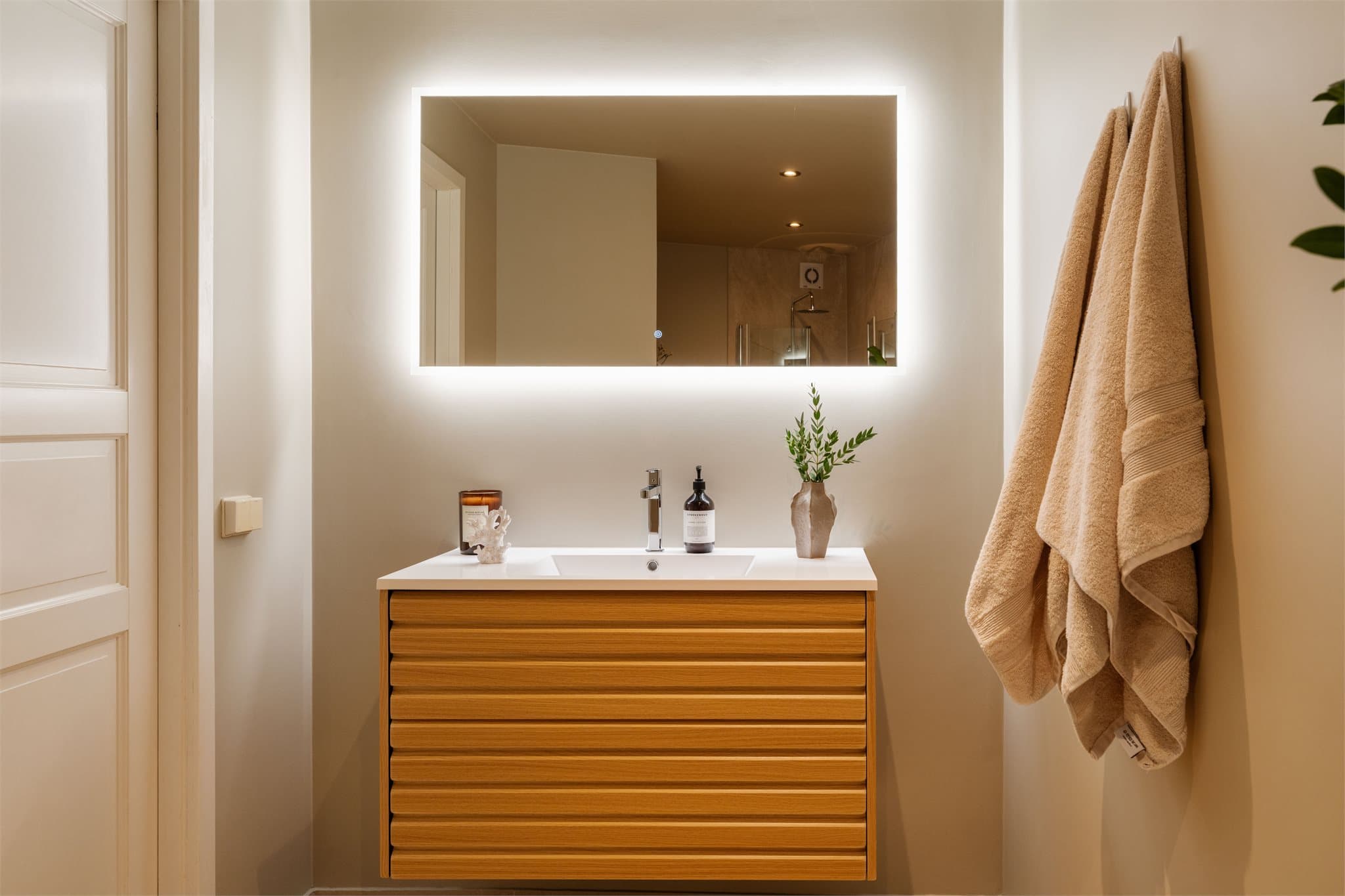Badet har elektrisk gulvvarme, ny servantinnredning og speil med integrert belysning.
