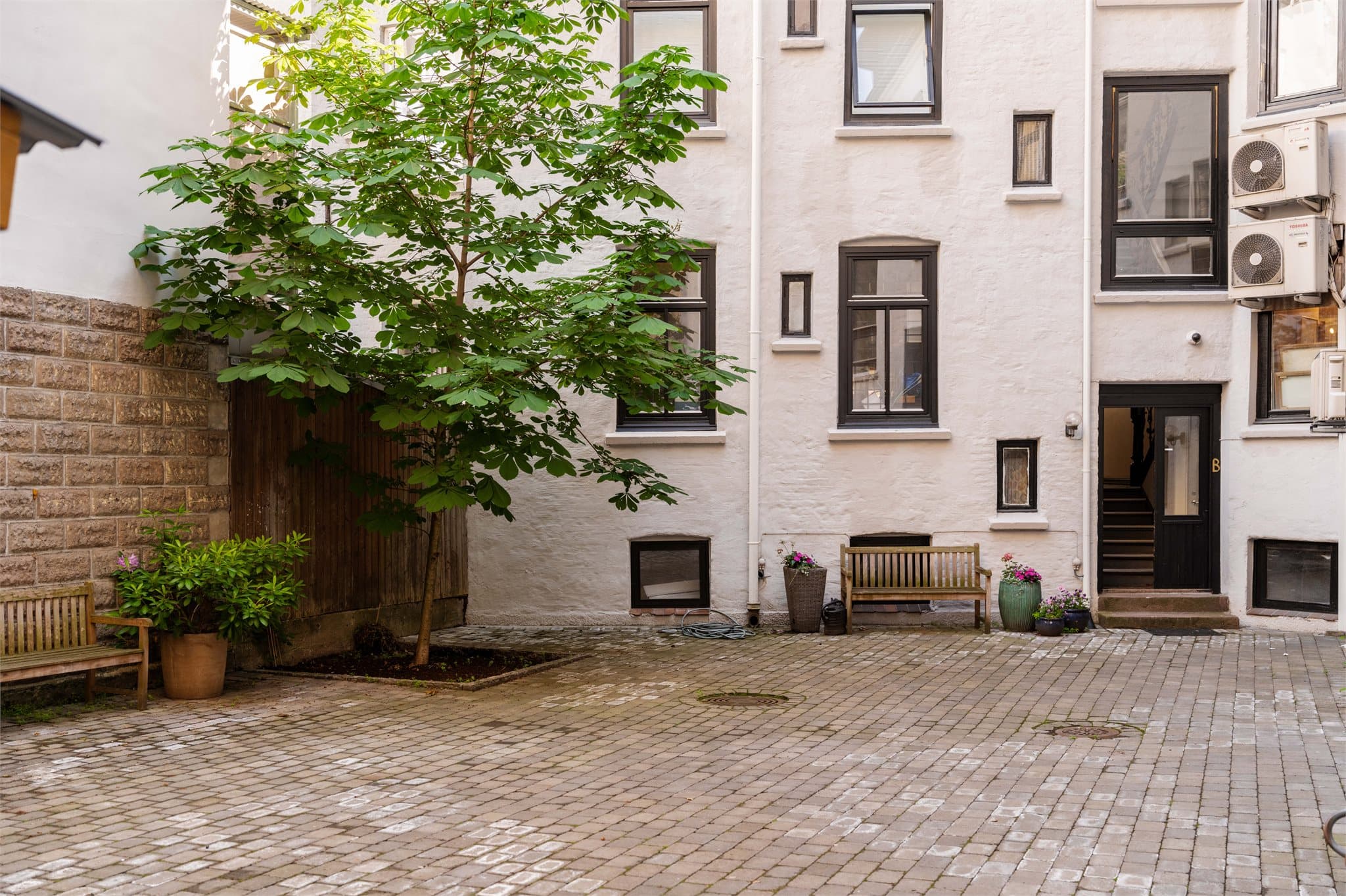 Hyggelig og skjermet felles bakgård for beboerne.