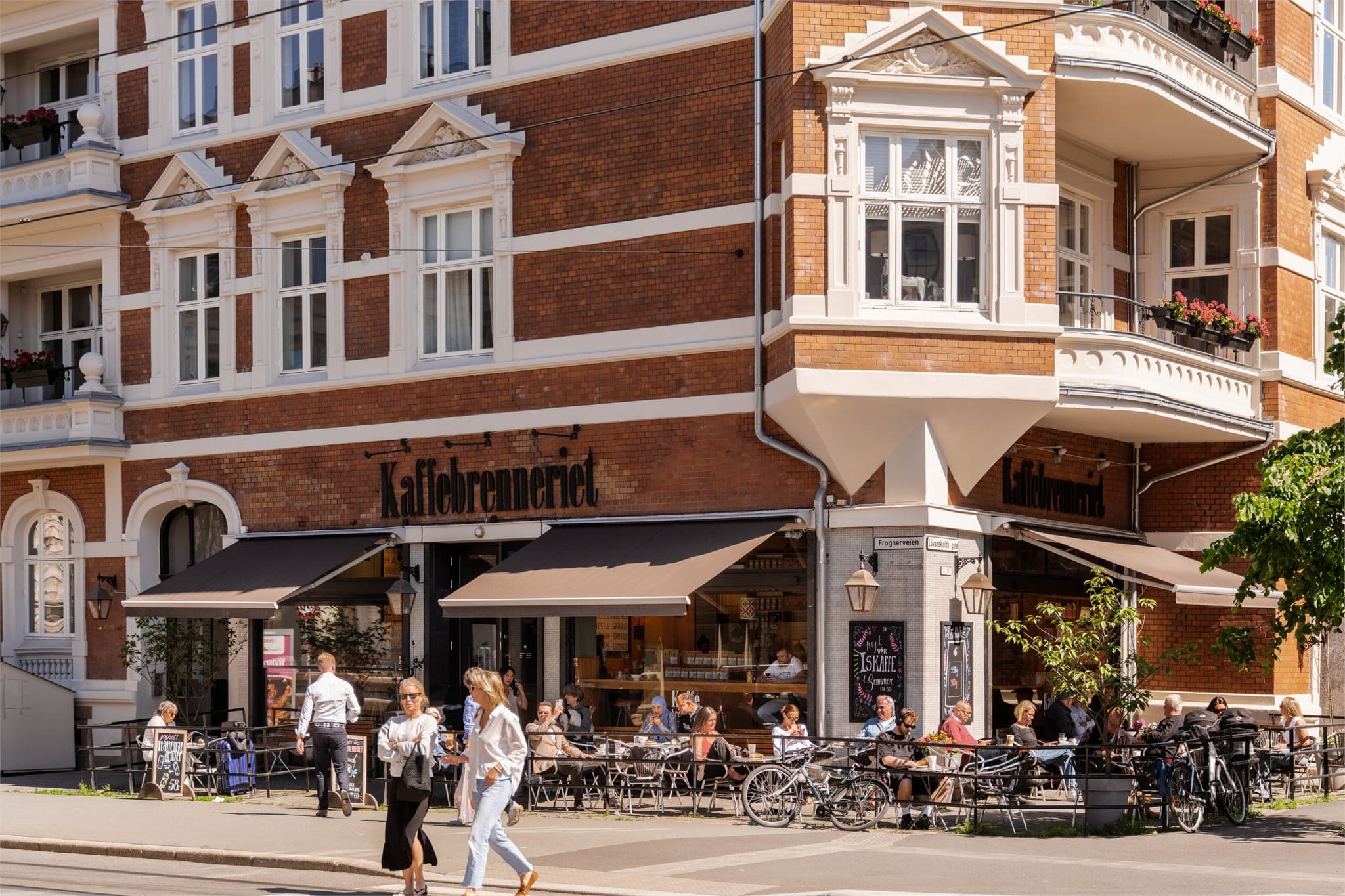 Her bor du med umiddelbar nærhet til et rikt utvalg av kafeer og butikker.