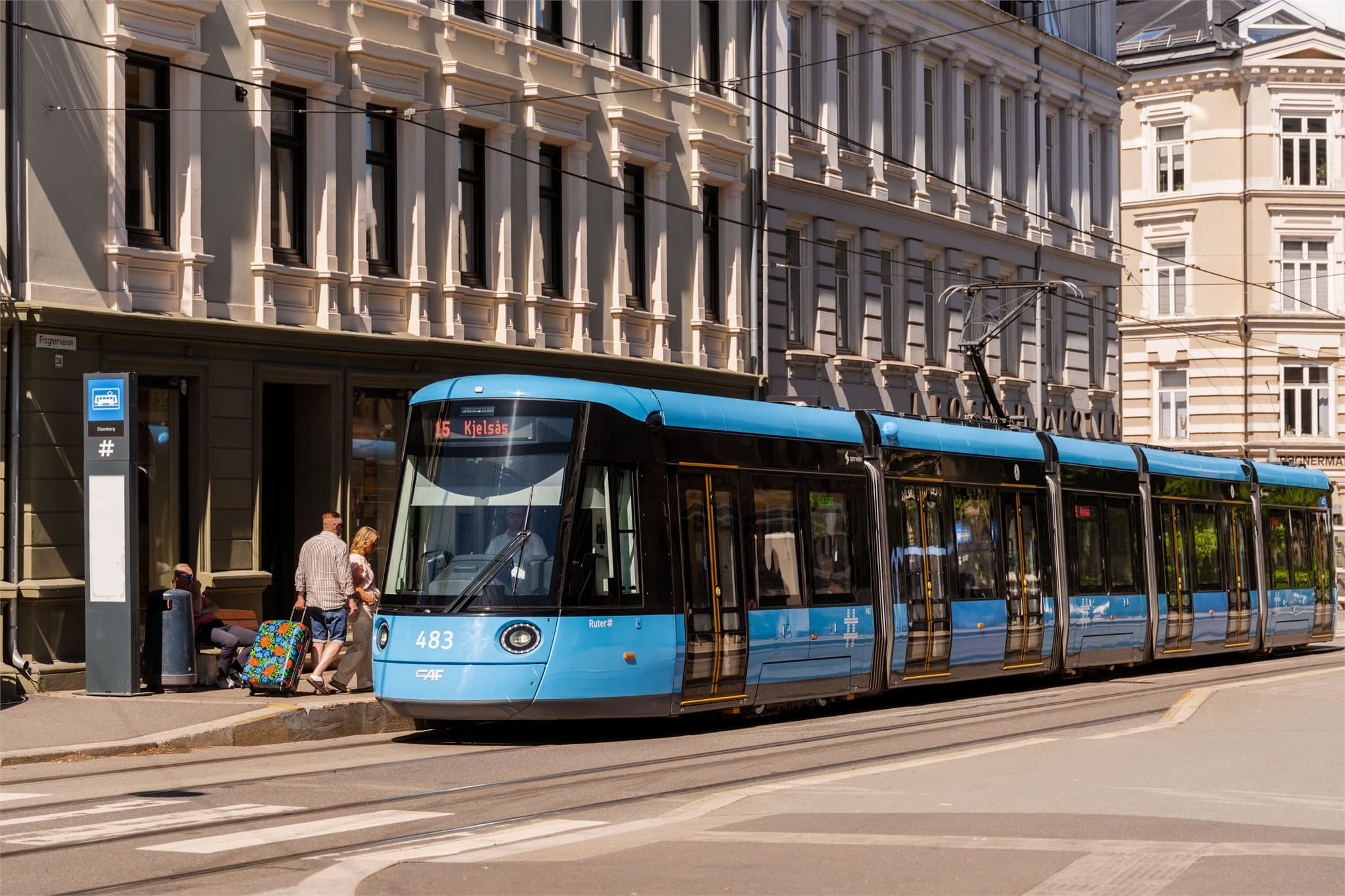 Kort vei til offentlig kommunikasjon, med trikkestoppet Elisenberg rett utenfor. Det er også kort vei til trikk, buss, tog og flytog fra Solli/Nationaltheatret.