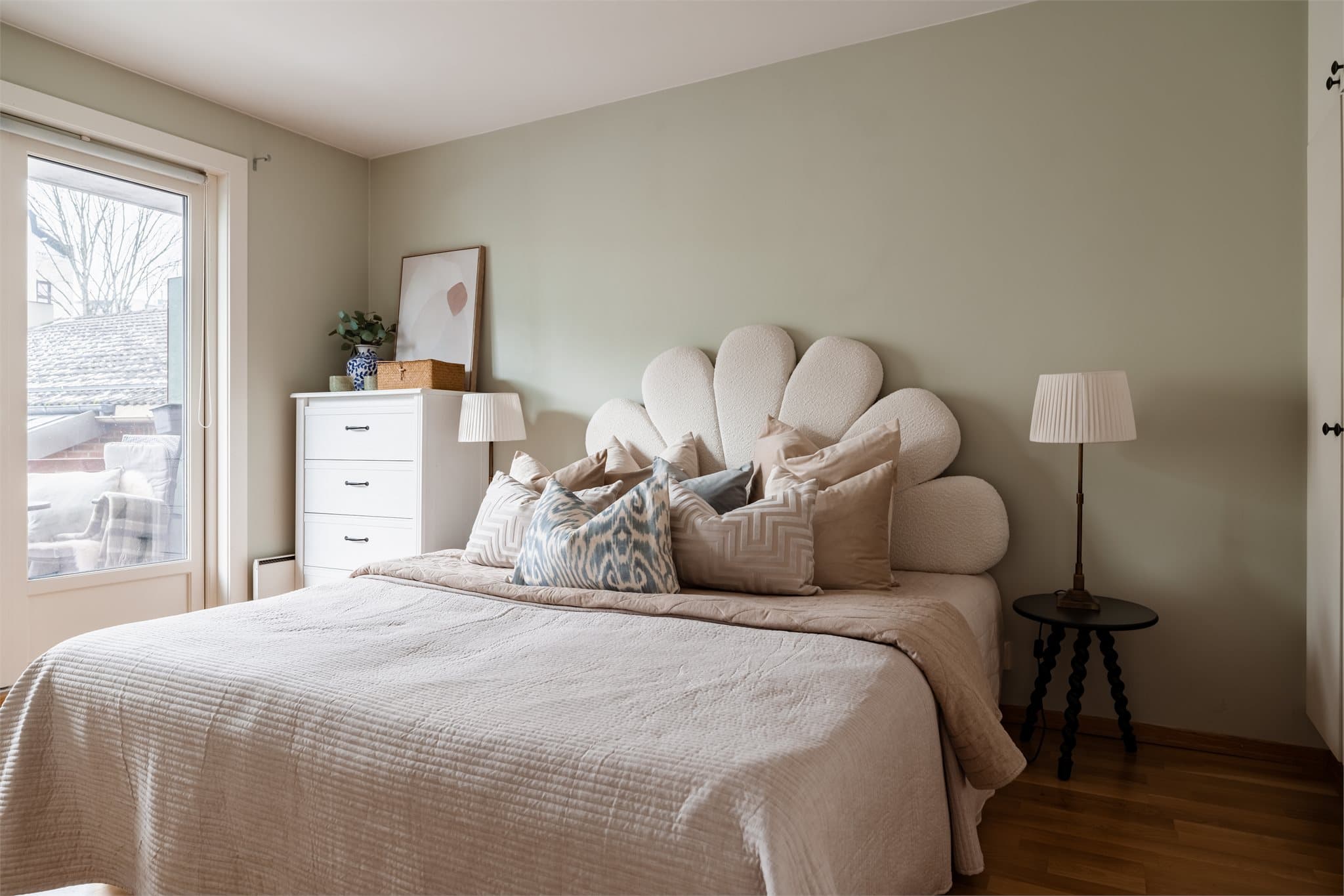 Soverom av generøs størrelse med plass til dobbeltseng, nattbord og garderobeløsning.