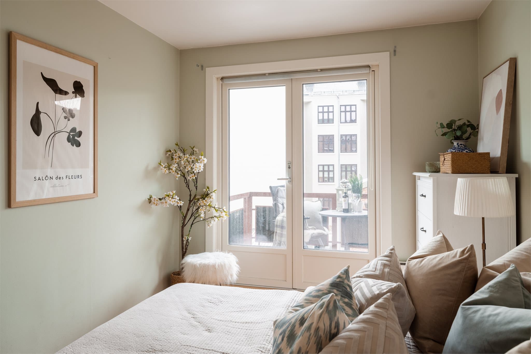 Fra soverommet er det direkte adkomst til solrik balkong.