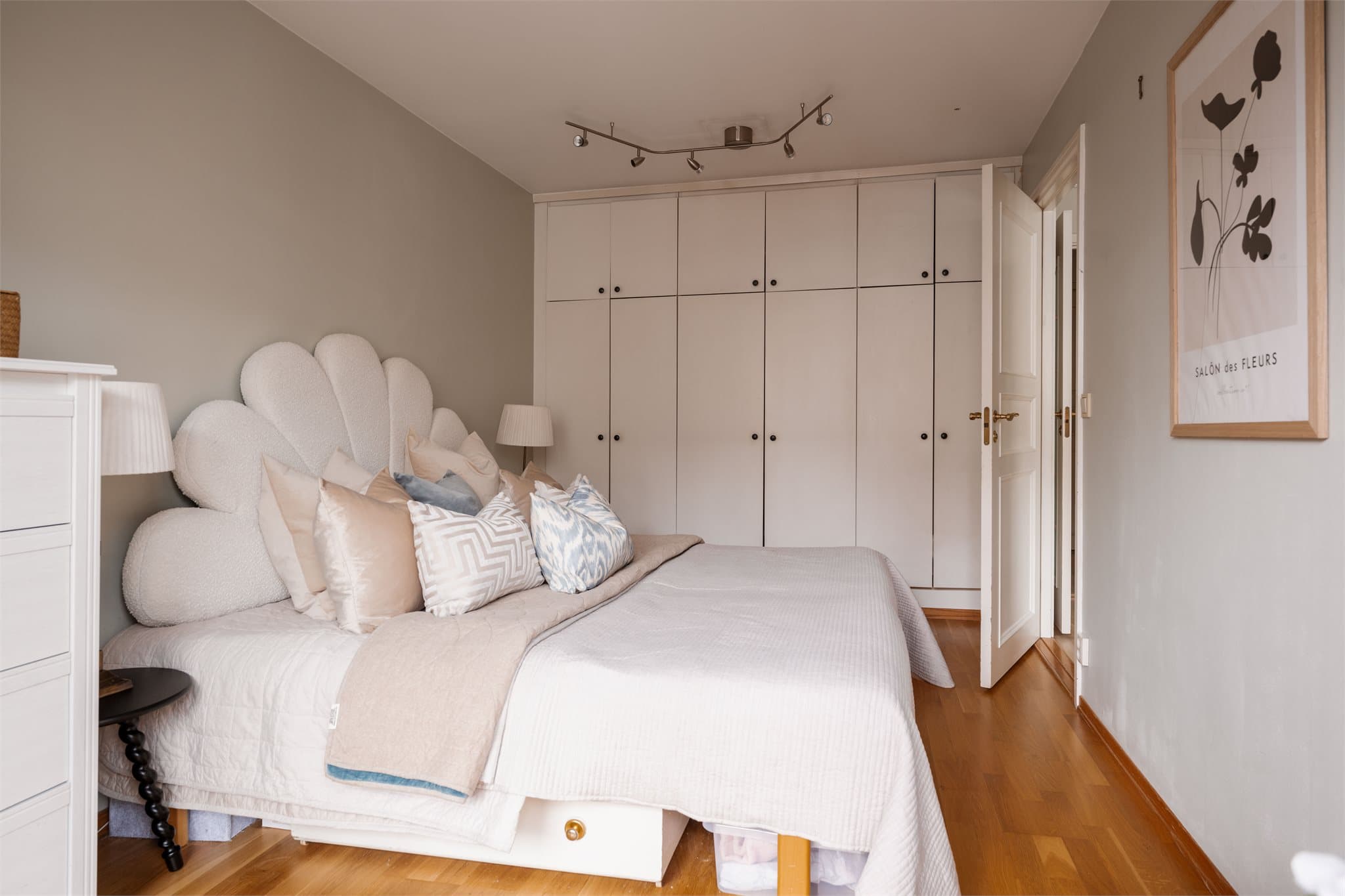 Praktisk plassbygget garderobeløsning på soverommet.