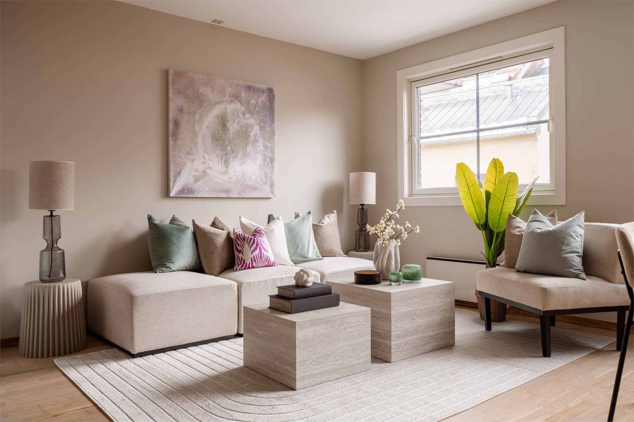 Stuen er nymalt i 2026 i lekre duse toner.