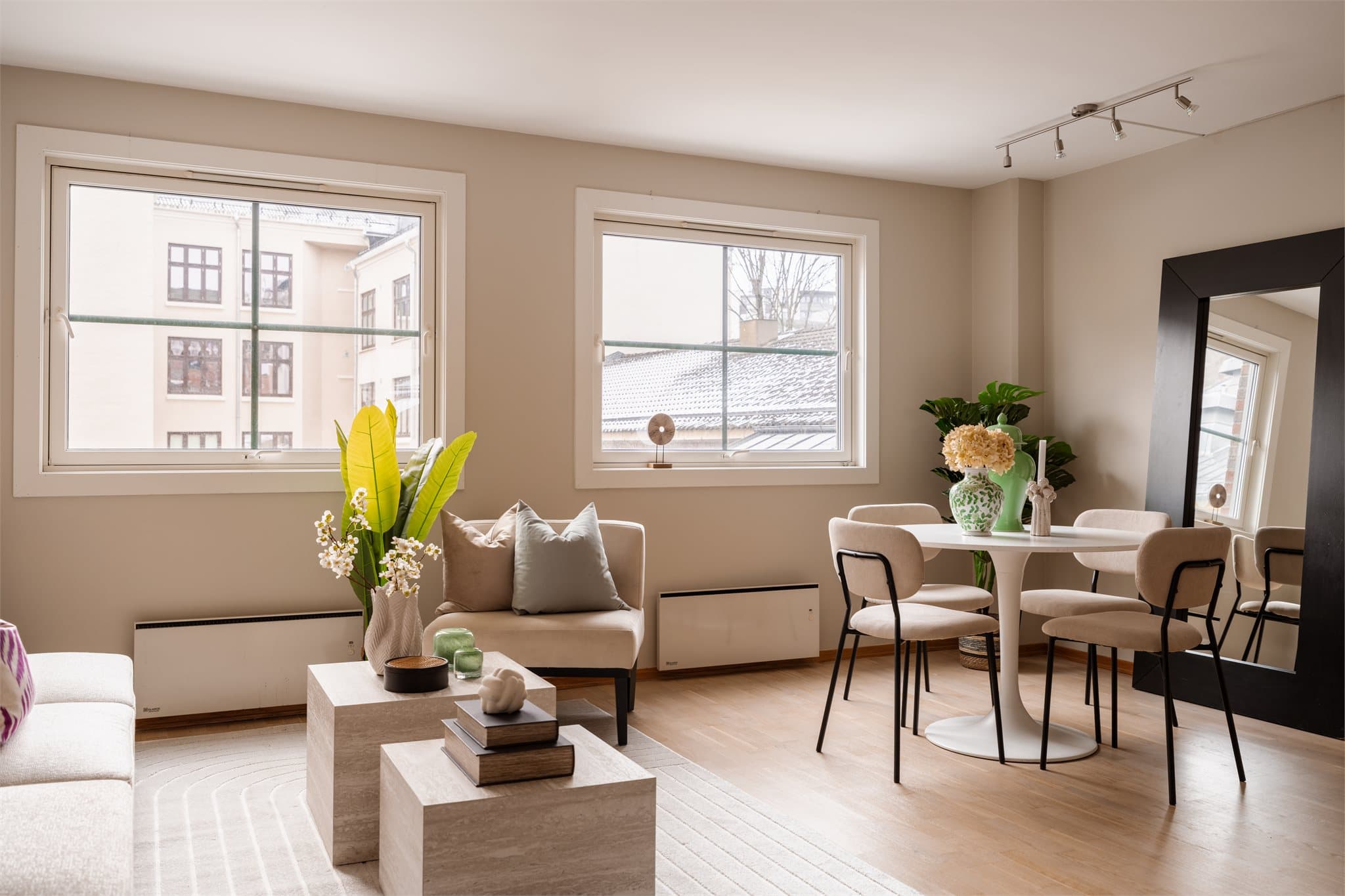 Boligen vender i sin helhet inn mot rolig bakgård - uten gjenboere.