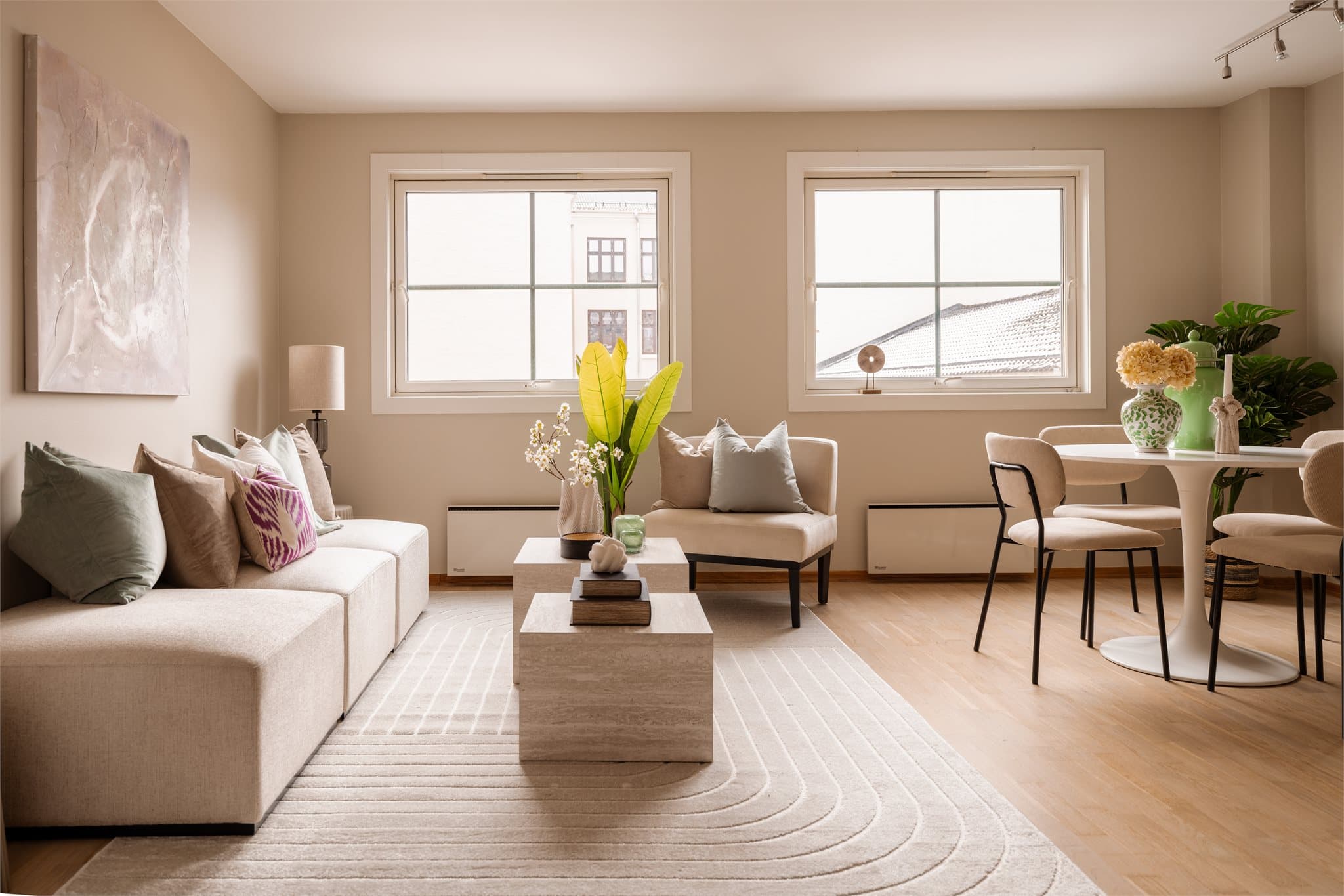 Herlig lysinnslipp fra de store vindusflatene i stuen.